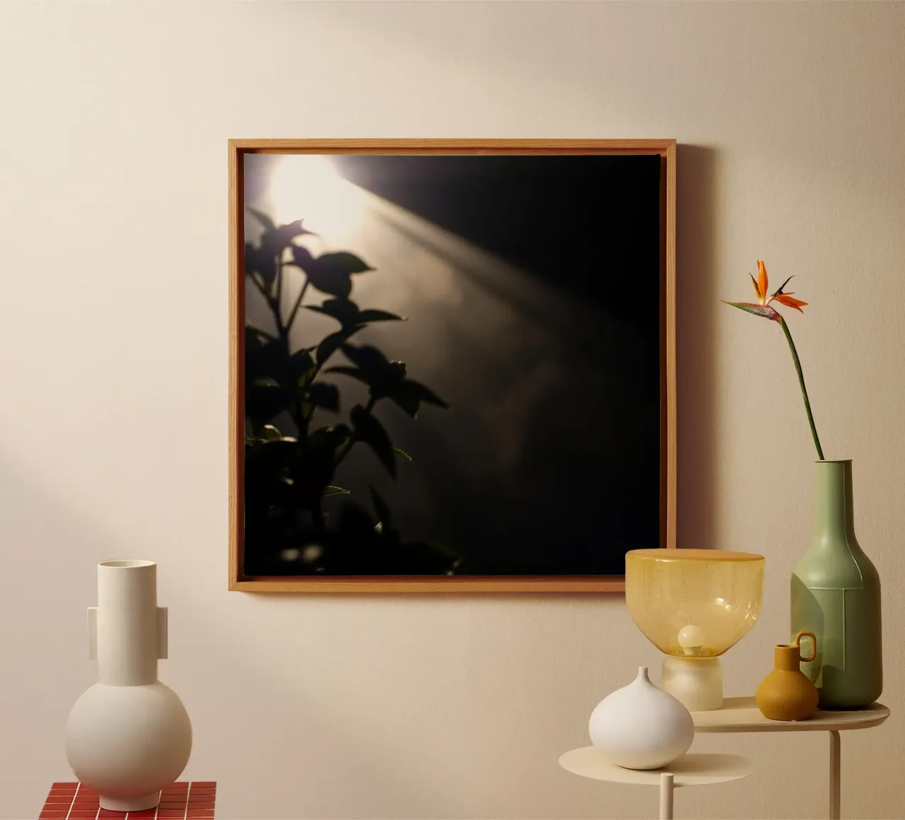 La luce attraversa l'oscurità, illuminando una pianta tela con Cornice a cassetta da DesignDoodle