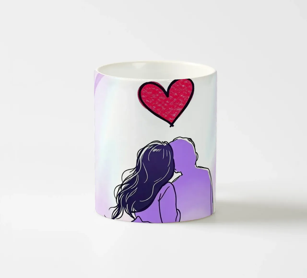 Coppia che condivide un momento di intimità ammirando tazza in ceramica da DesignDoodle