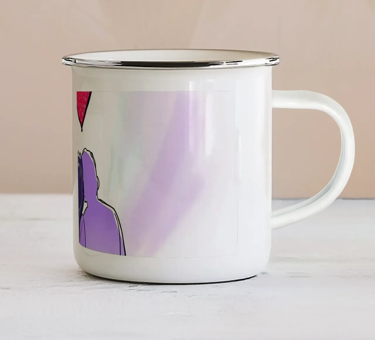 Coppia che condivide un momento di intimità ammirando tazza in smalto da DesignDoodle