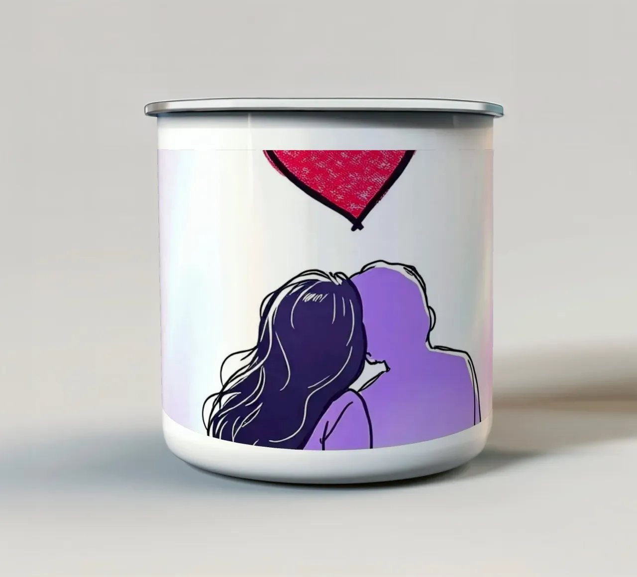 Coppia che condivide un momento di intimità ammirando tazza in smalto da DesignDoodle