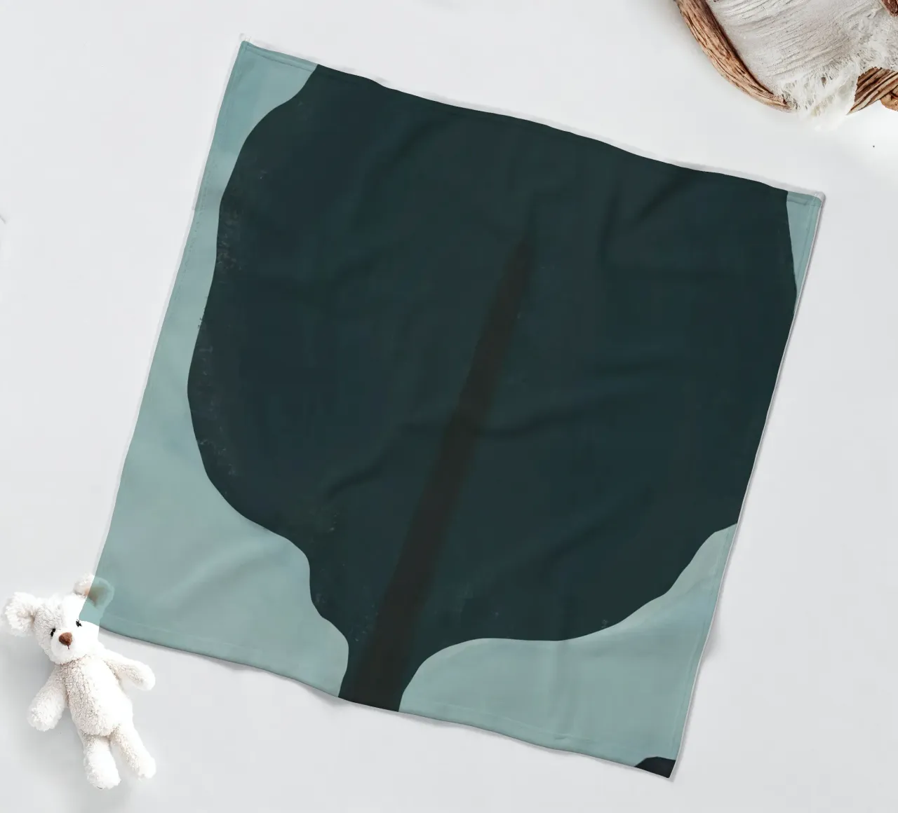 Silhouette di un albero scuro coperta in pile da Little Dean