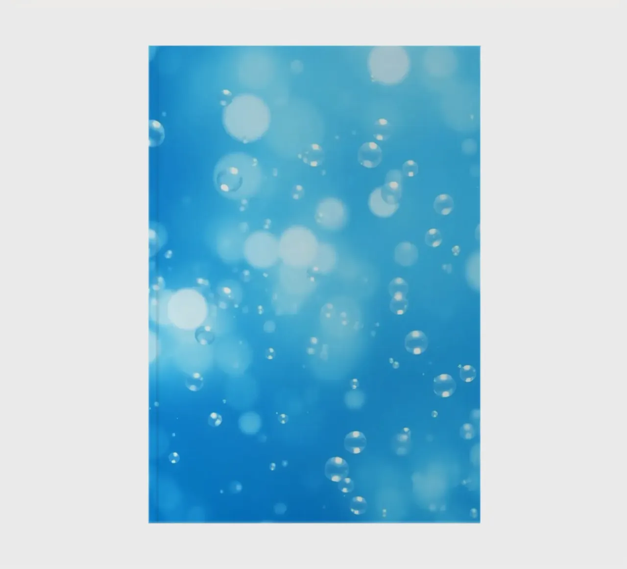 Blasen schwimmen im klaren blauen Wasser und schaffen ruhige Kunst Notizbuch von DesignDoodle