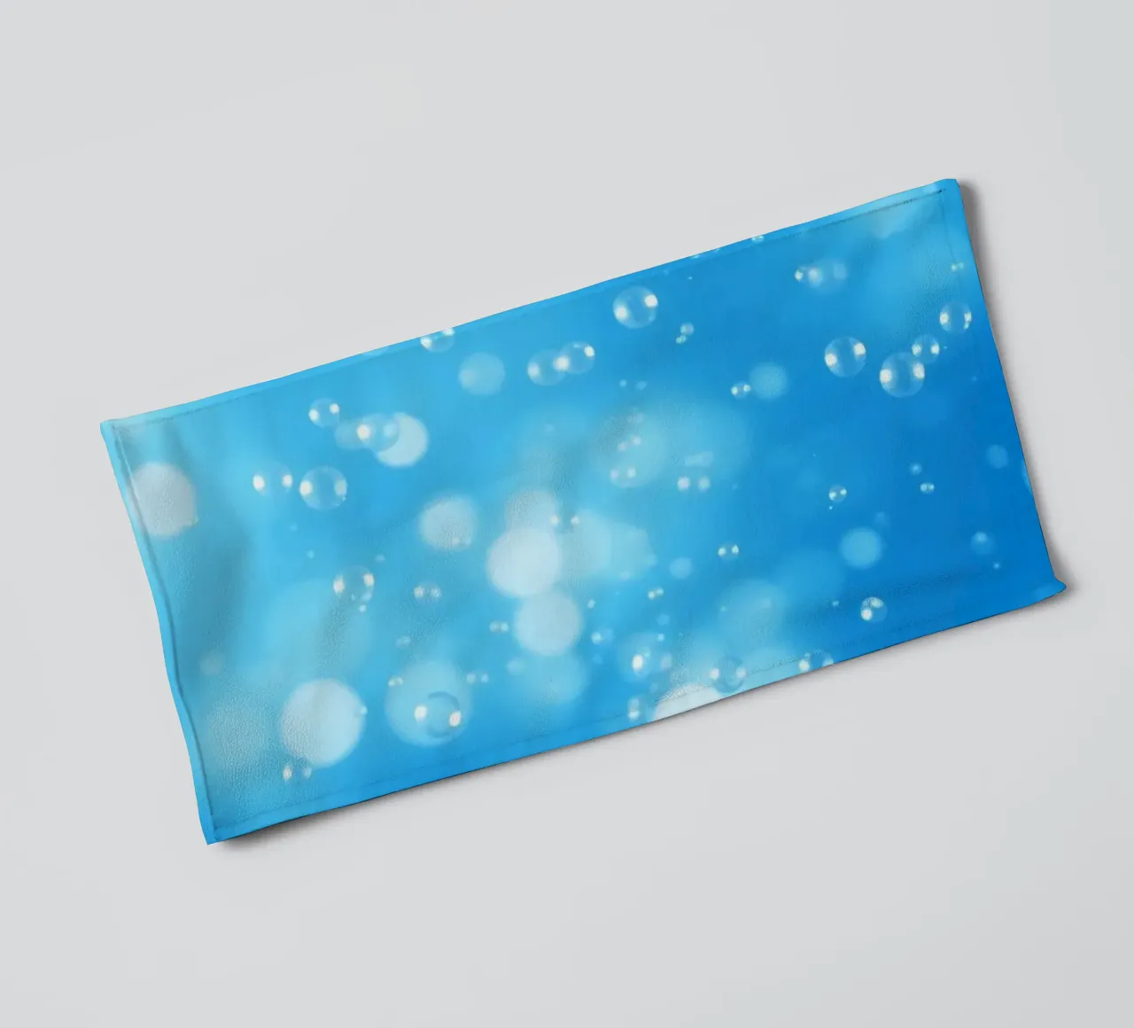 Bubbels drijvend in helder blauw water creëren kalme kunst badhanddoek van DesignDoodle