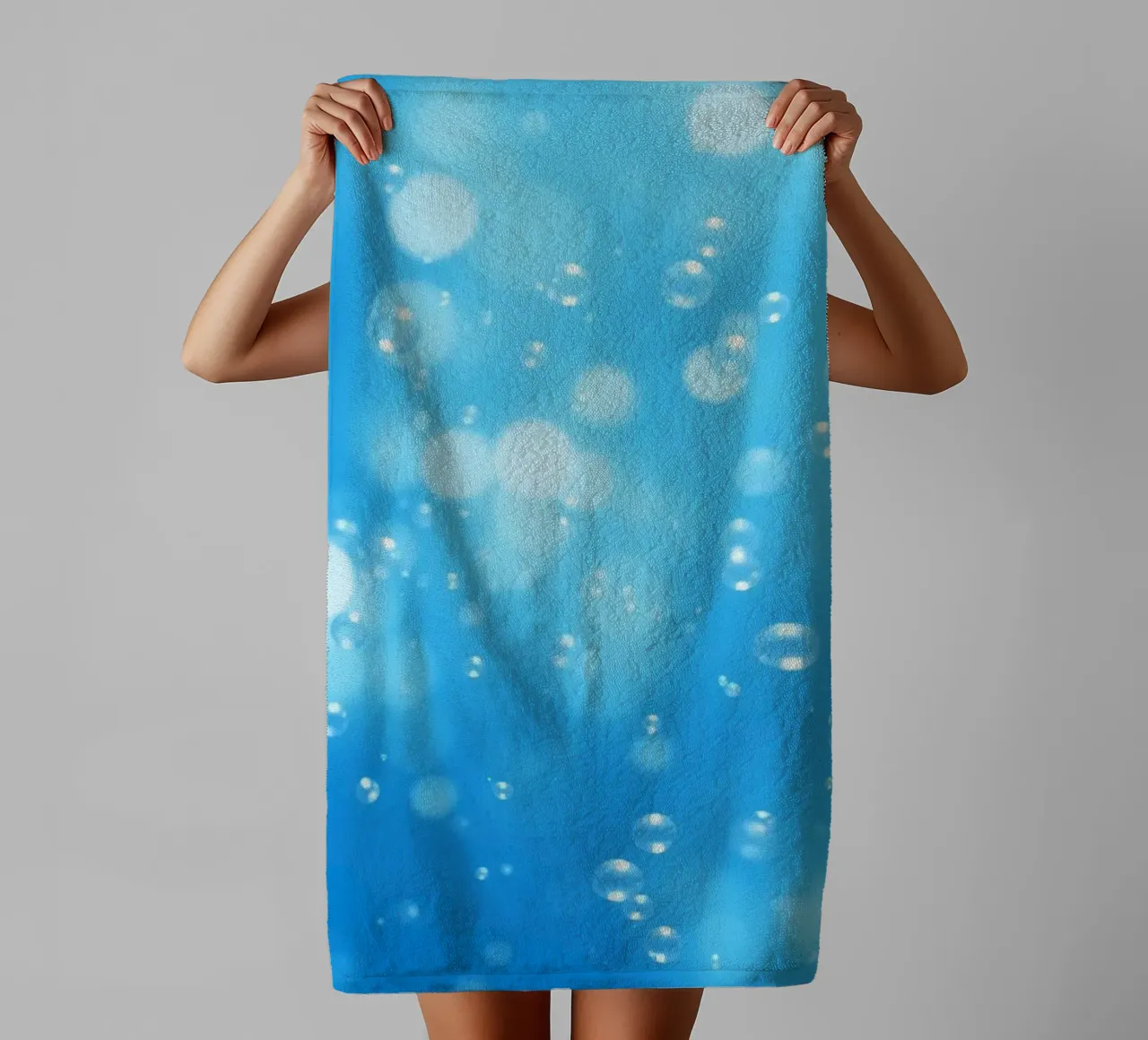 Bubbels drijvend in helder blauw water creëren kalme kunst badhanddoek van DesignDoodle