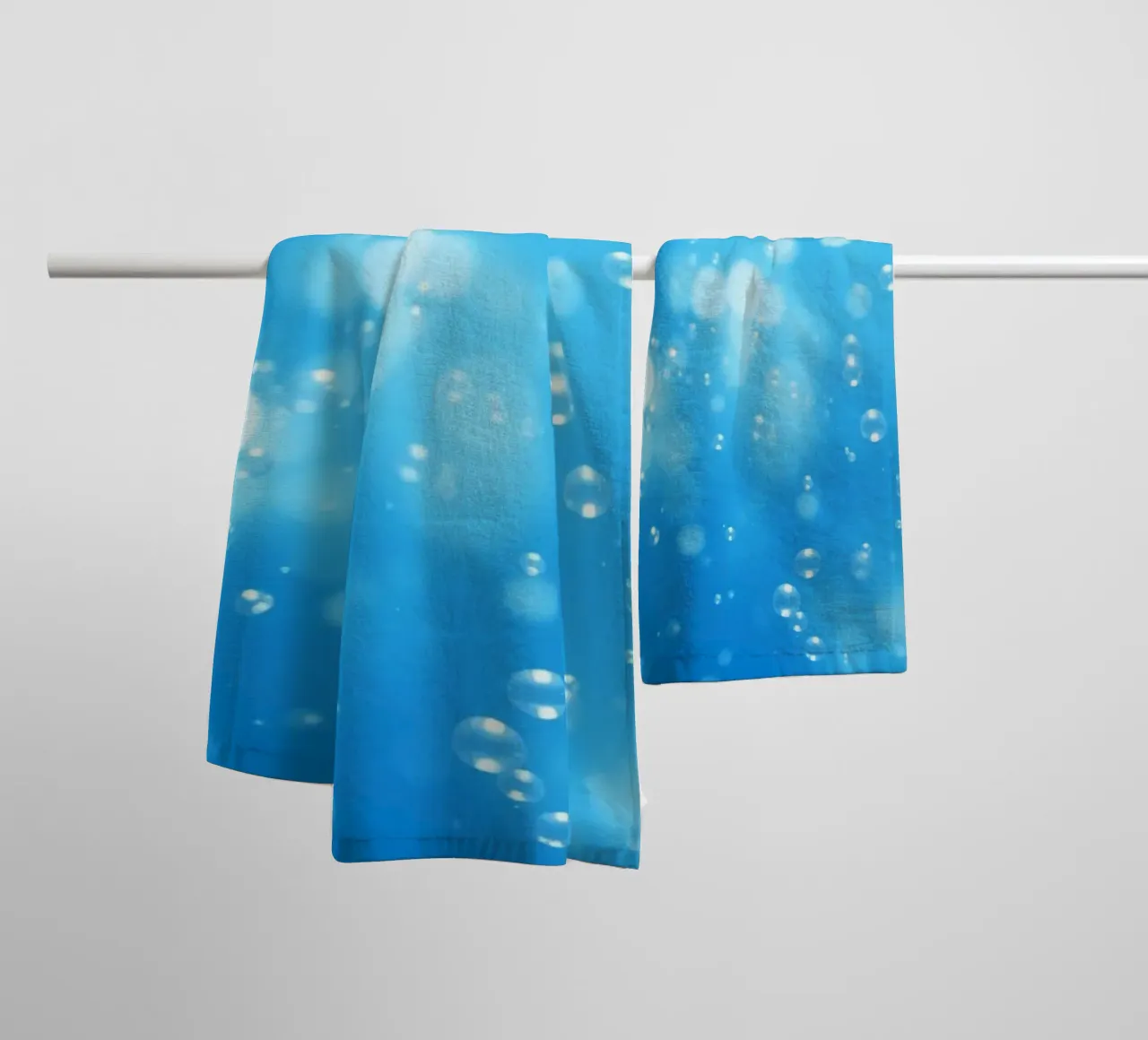 Bubbels drijvend in helder blauw water creëren kalme kunst badhanddoek van DesignDoodle