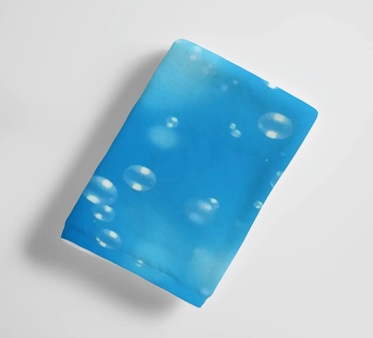 Bubbels drijvend in helder blauw water creëren kalme kunst badhanddoek van DesignDoodle