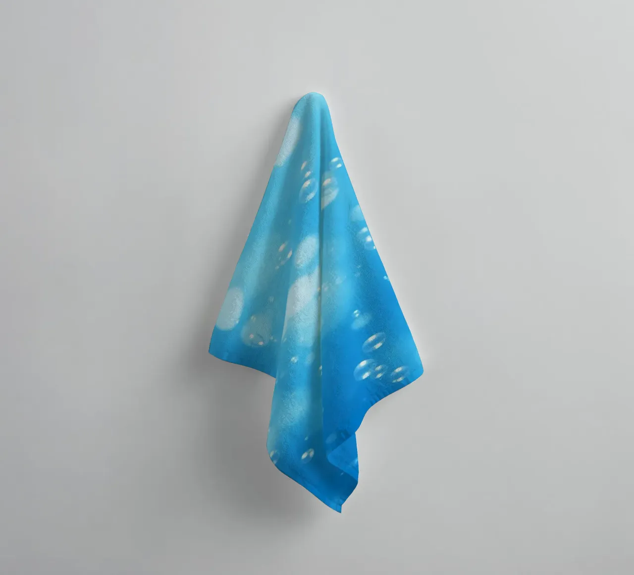 Bubbels drijvend in helder blauw water creëren kalme kunst badhanddoek van DesignDoodle
