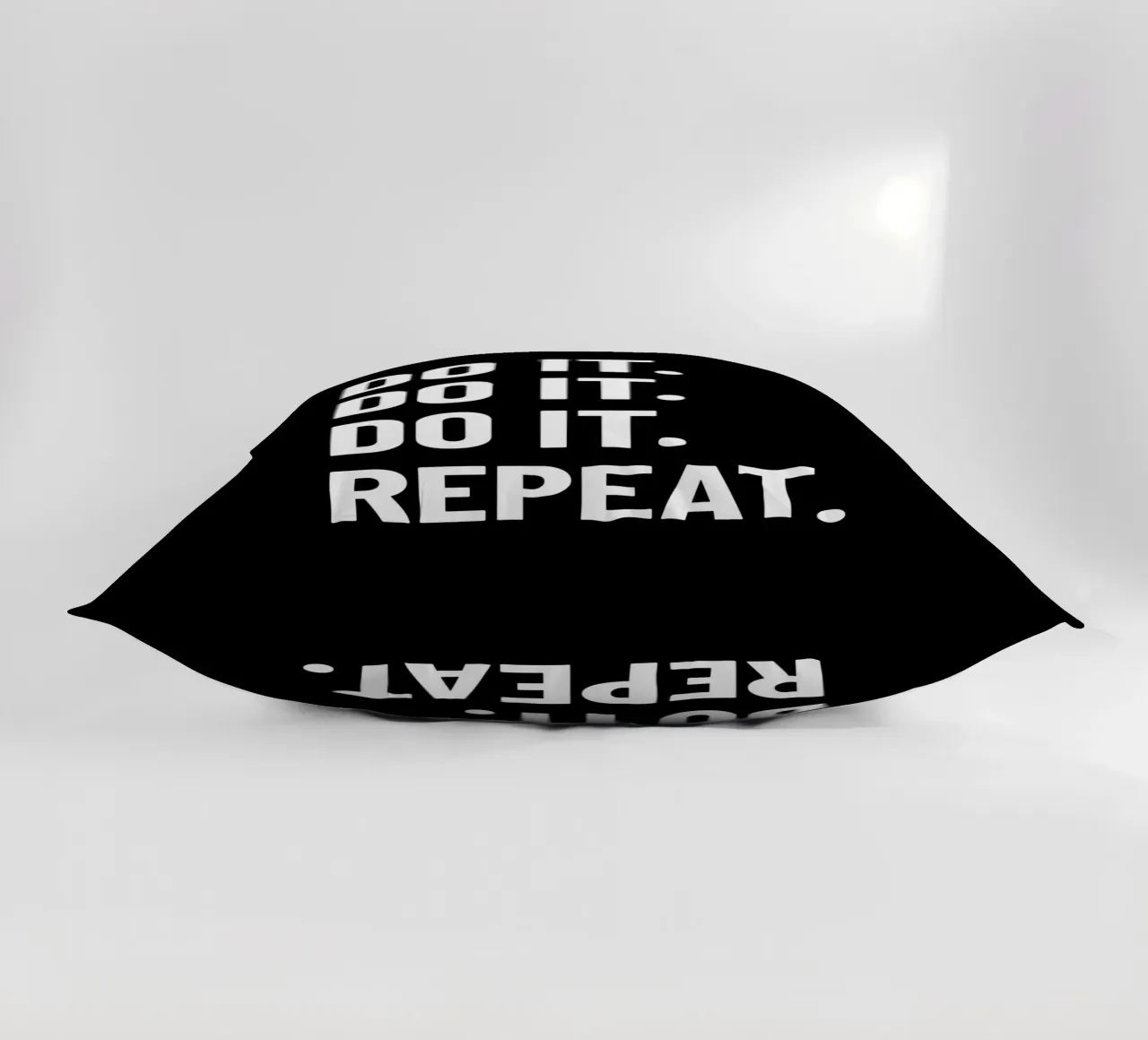 Motivation: Do it. Repeat. white. Inspiration. cuscino da RB-Quotes