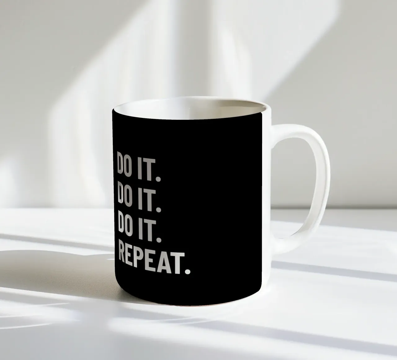 Motivation: Do it. Repeat. white. Inspiration. tazza in ceramica da RB-Quotes