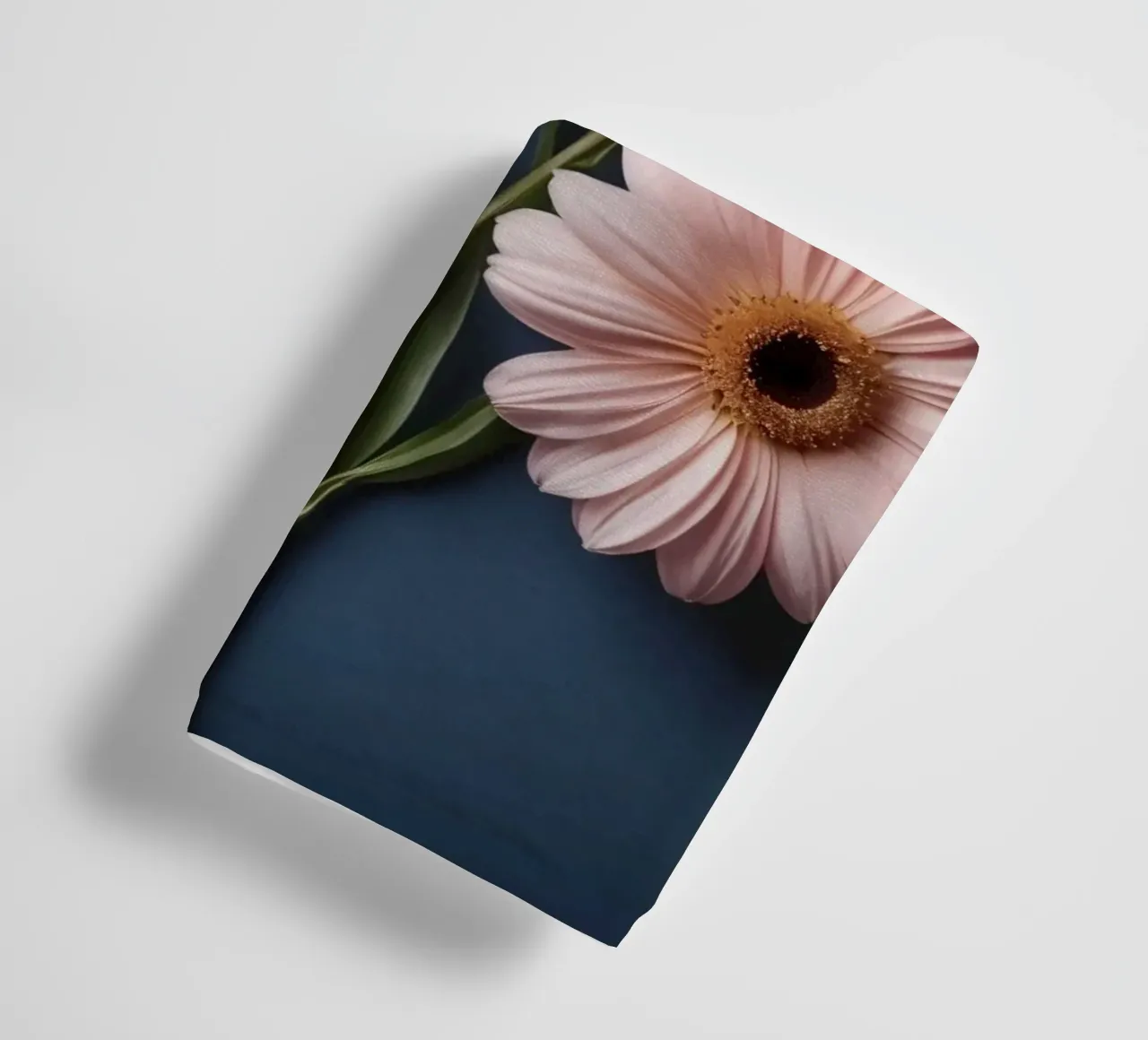 Bella composizione di fiori colorati su opere d'arte a contrasto asciugamano da bagno da DesignDoodle