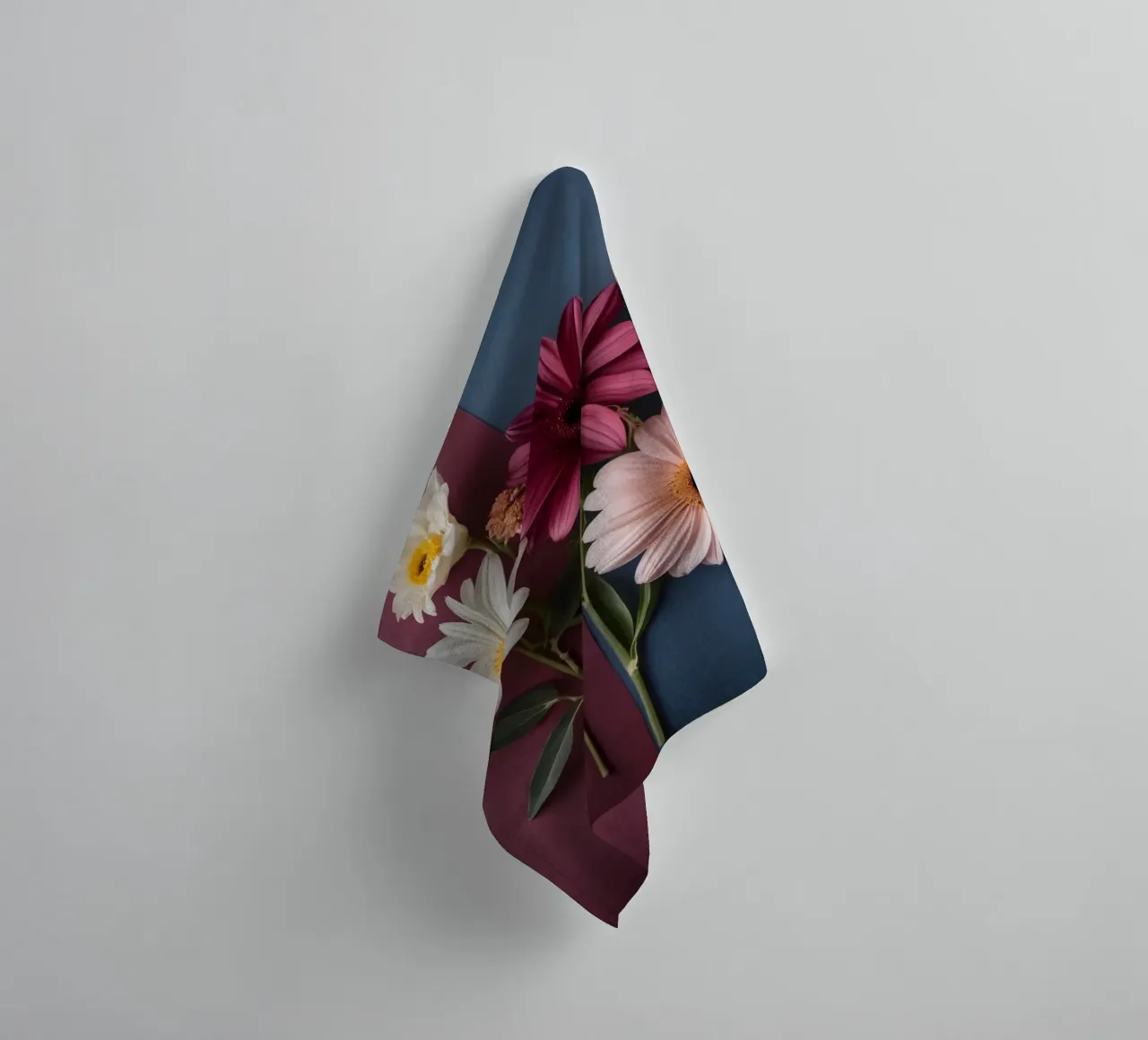 Bella composizione di fiori colorati su opere d'arte a contrasto asciugamano da bagno da DesignDoodle