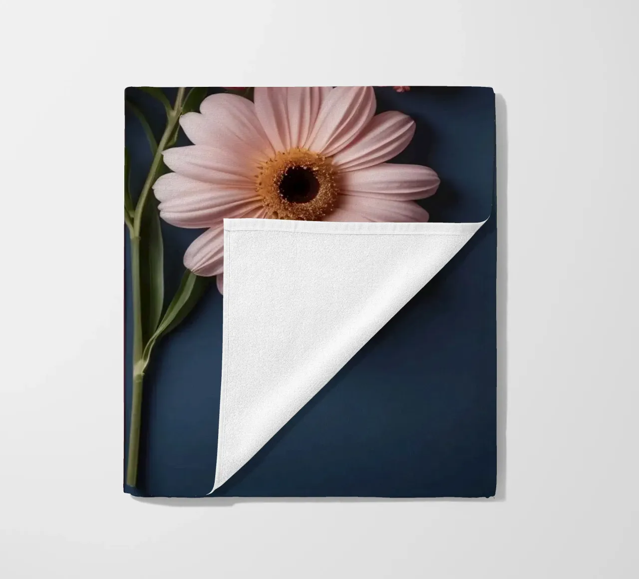 Bella composizione di fiori colorati su opere d'arte a contrasto telo mare da DesignDoodle
