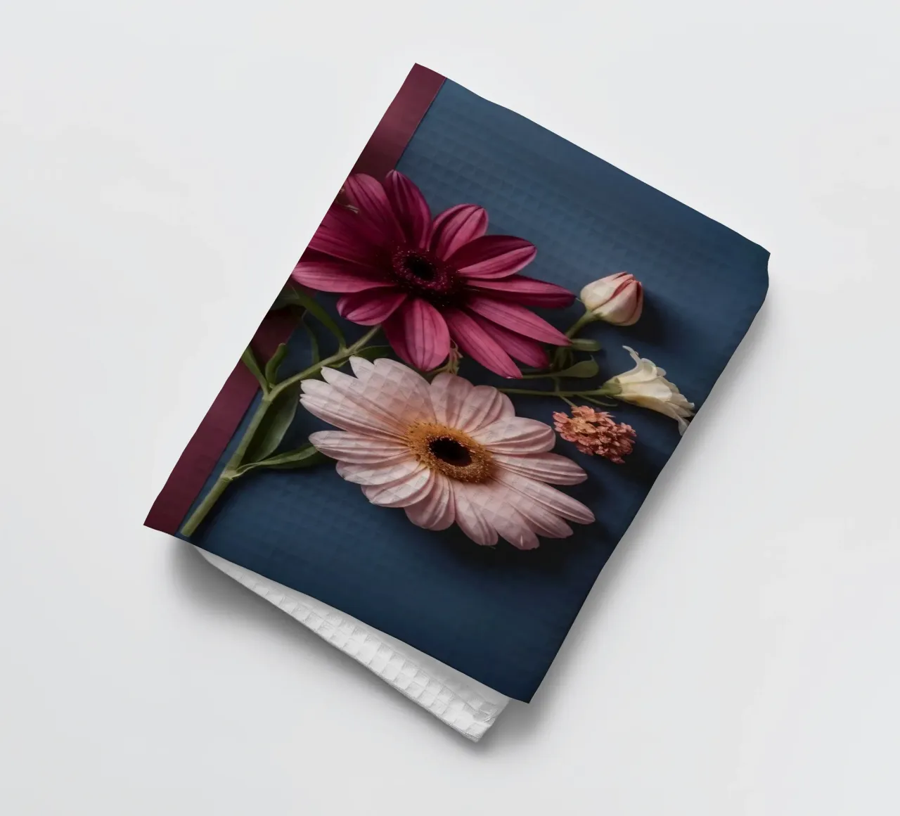 Magnifique arrangement de fleurs colorées sur un tableau contrasté torchon de DesignDoodle