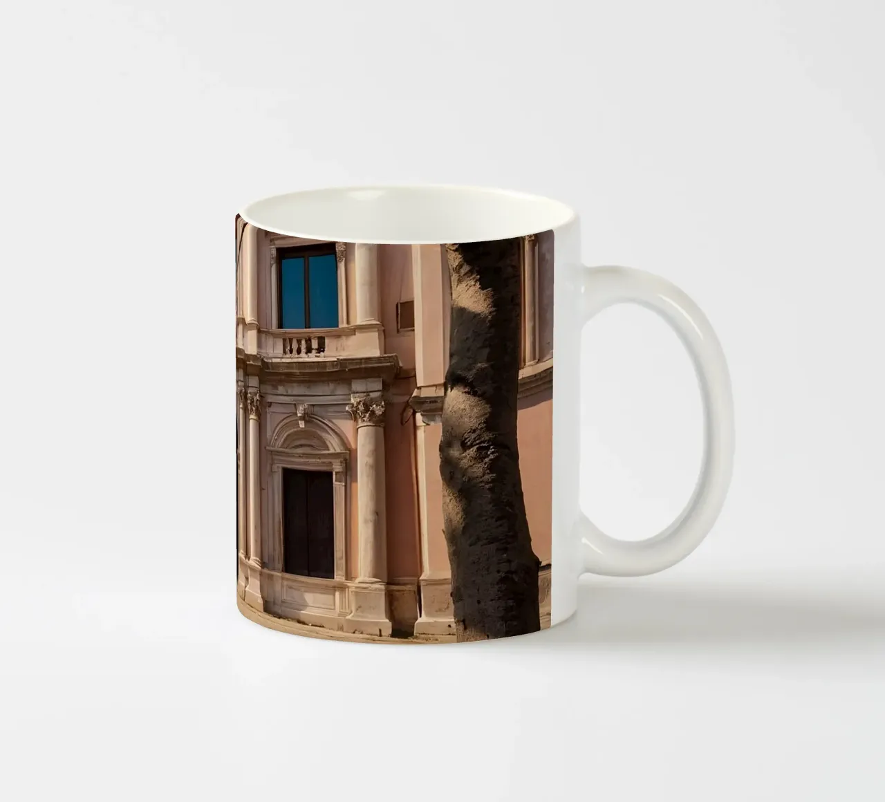 Bellissimi alberi di ciliegio in fiore vicino all'arco storico tazza in ceramica da DesignDoodle