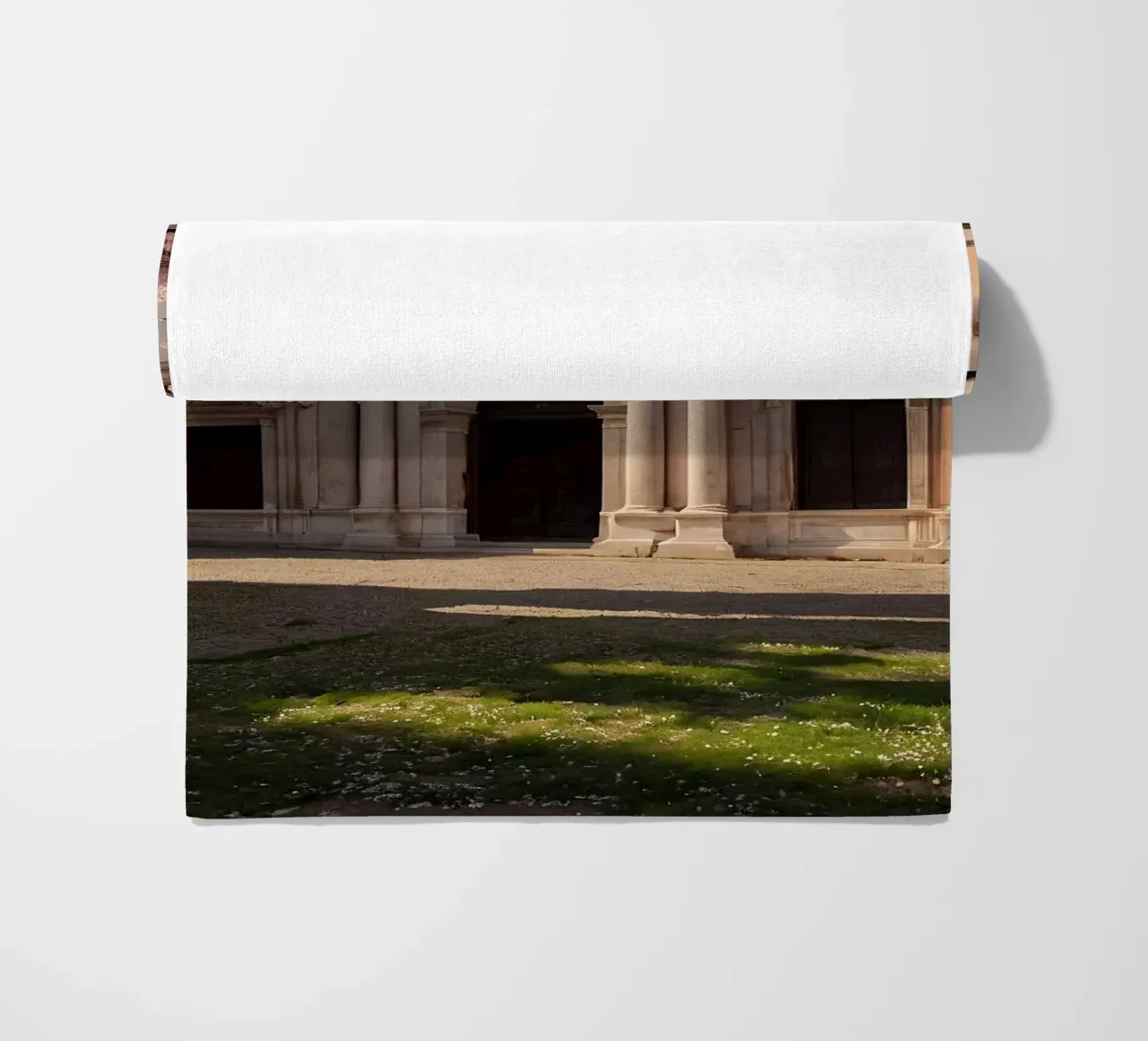 Bellissimi alberi di ciliegio in fiore vicino all'arco storico telo mare da DesignDoodle