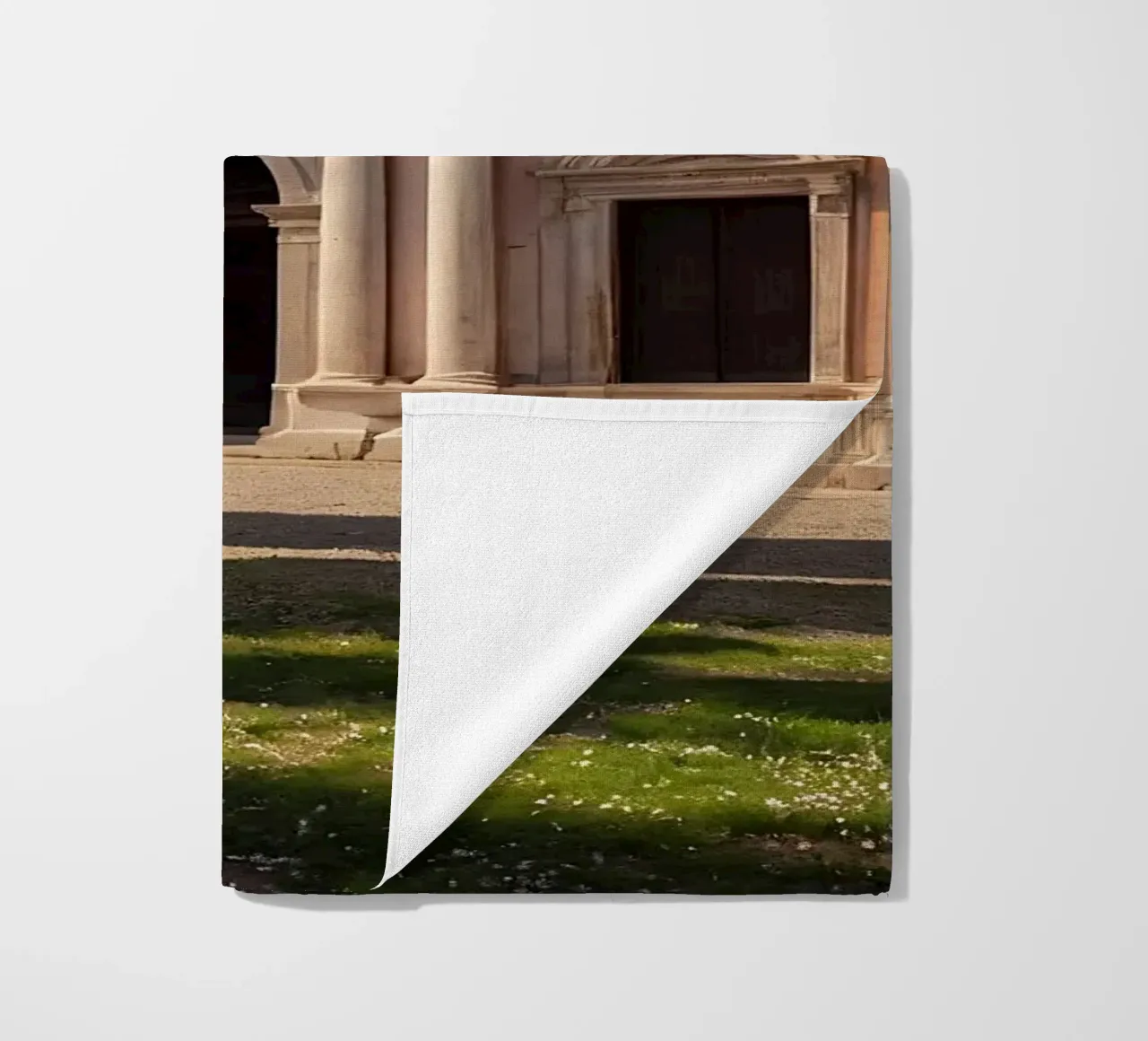 Bellissimi alberi di ciliegio in fiore vicino all'arco storico telo mare da DesignDoodle