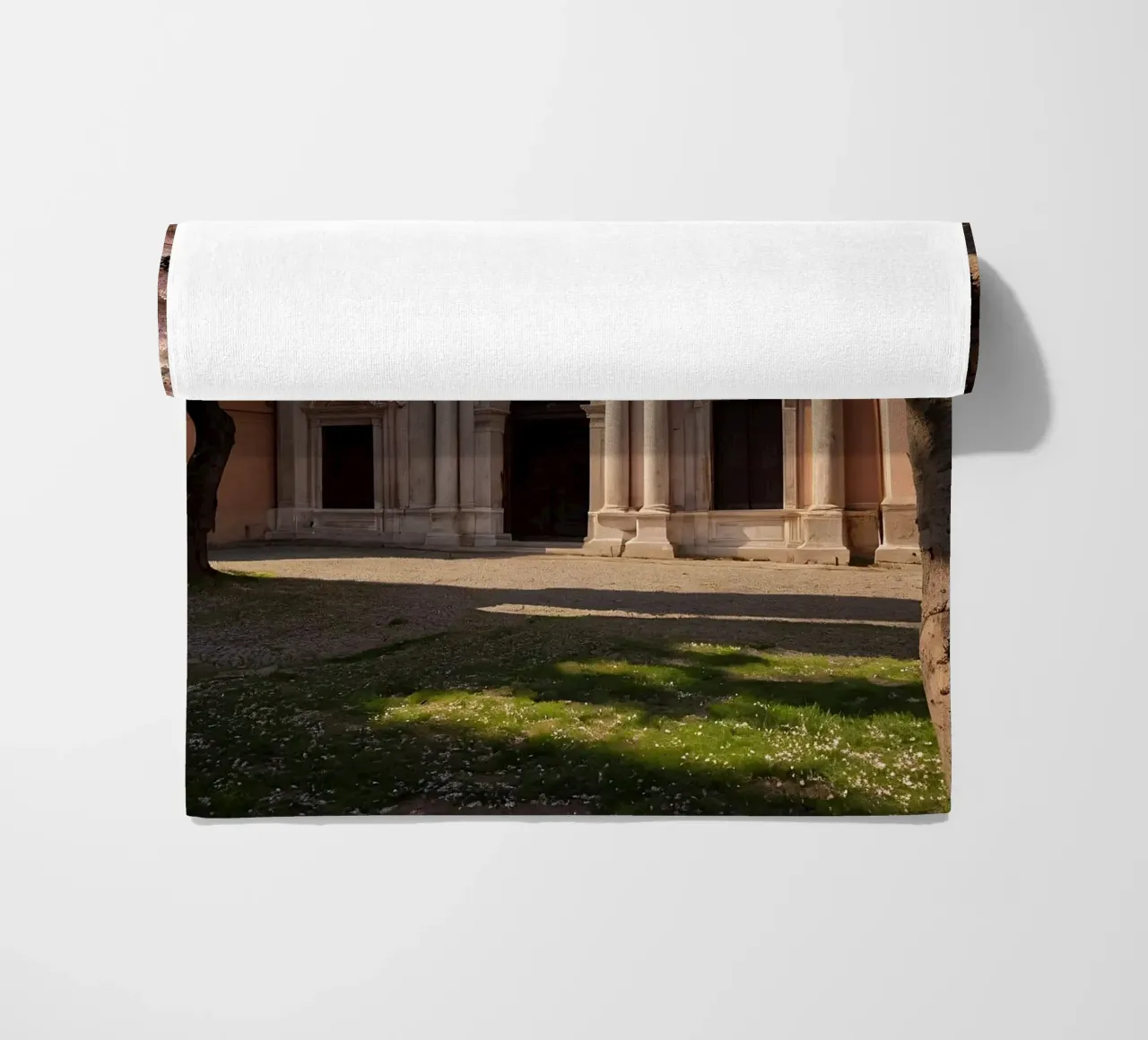 Bellissimi alberi di ciliegio in fiore vicino all'arco storico telo mare da DesignDoodle