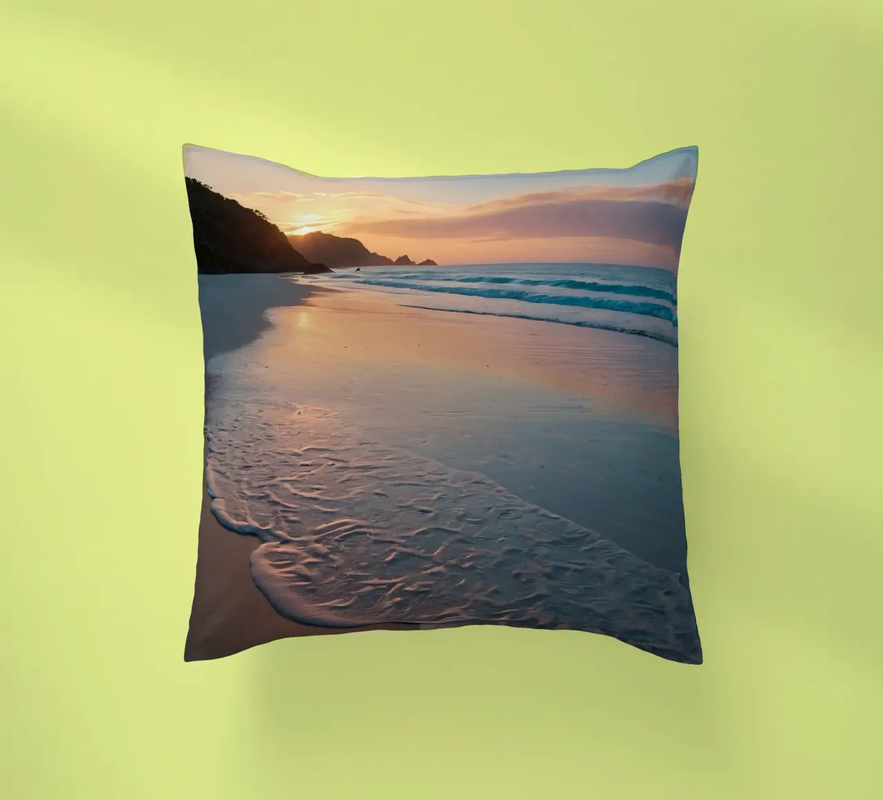Il bagliore del tramonto su una spiaggia tranquilla con dolci onde cuscino da DesignDoodle