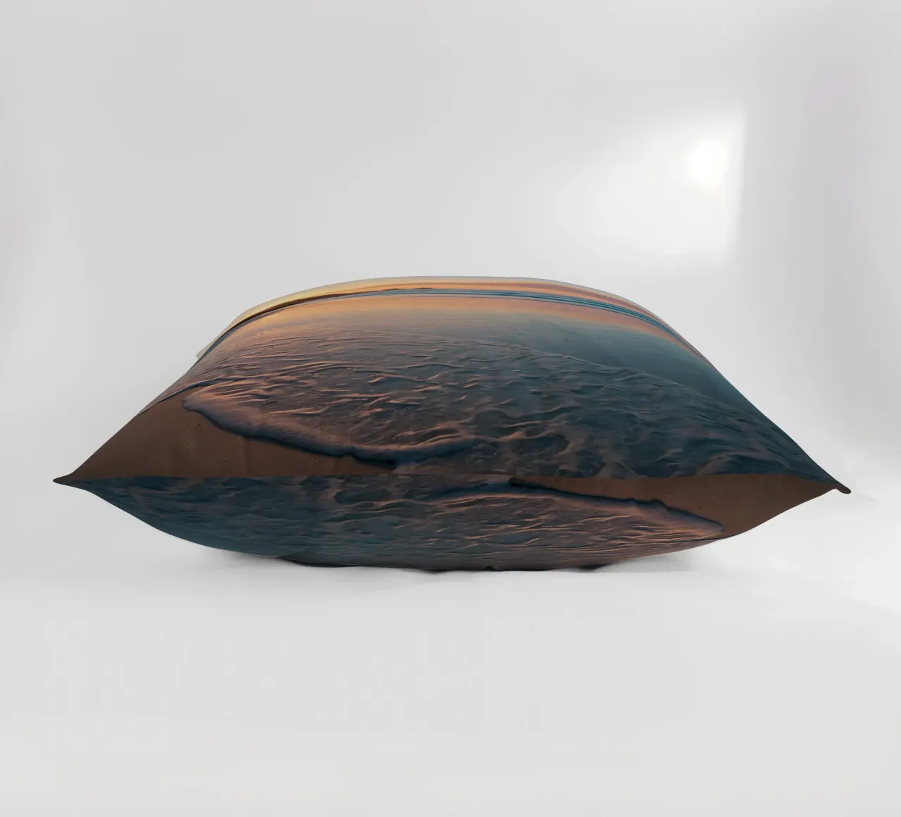 Il bagliore del tramonto su una spiaggia tranquilla con dolci onde cuscino da DesignDoodle