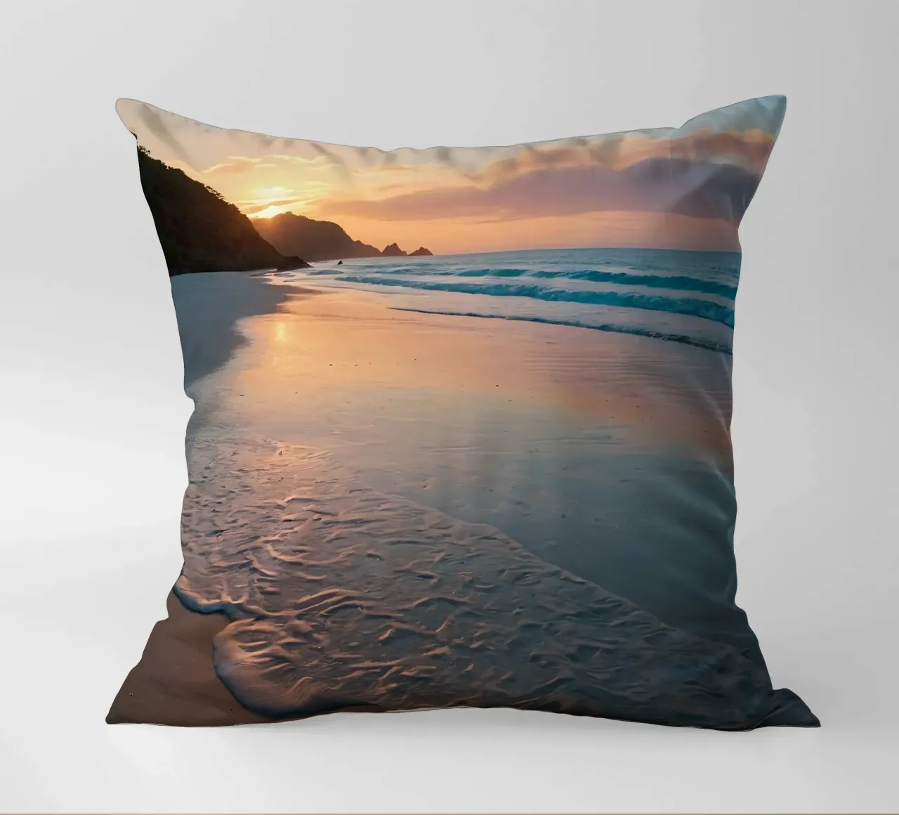 Il bagliore del tramonto su una spiaggia tranquilla con dolci onde cuscino da DesignDoodle