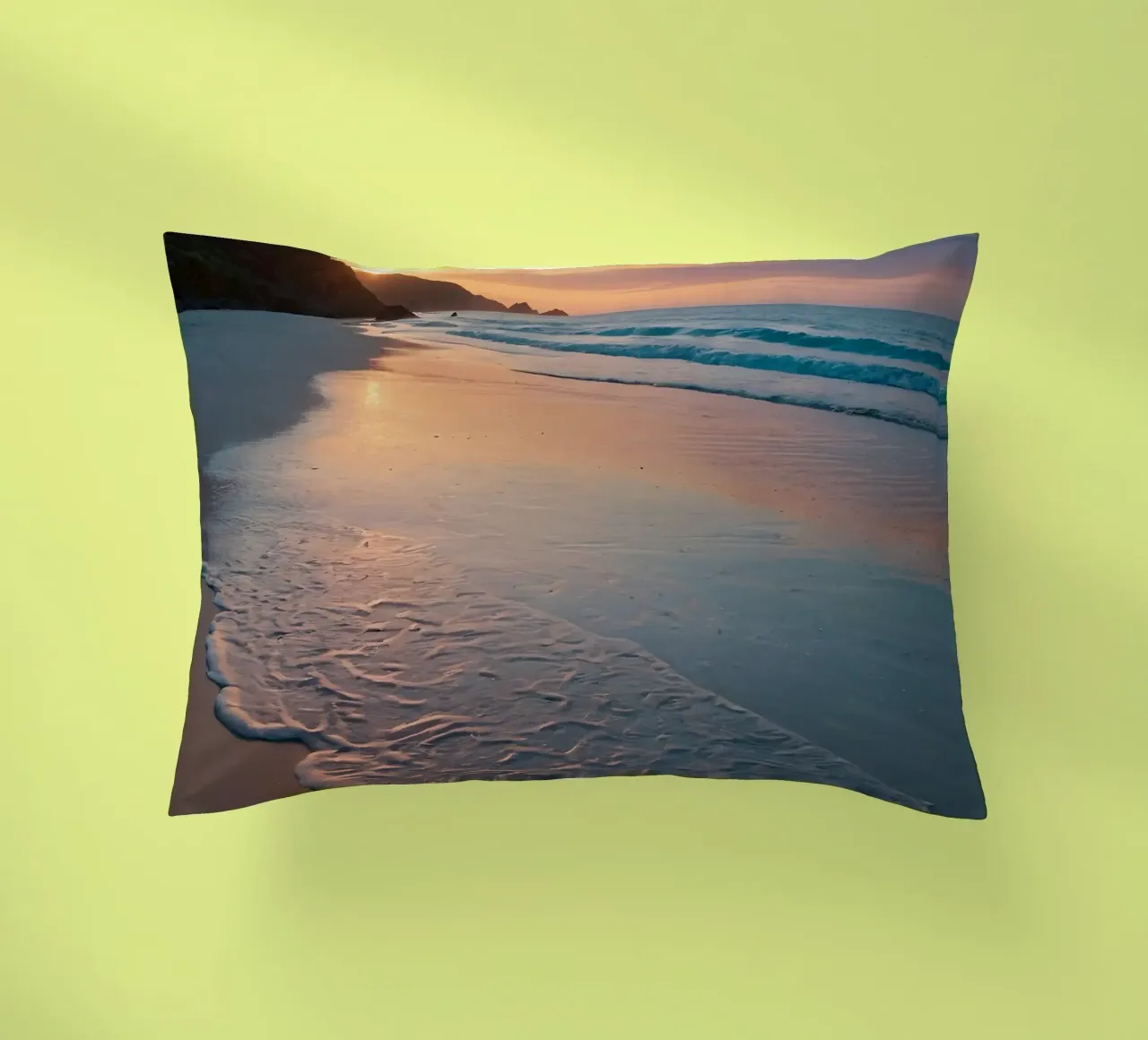 Il bagliore del tramonto su una spiaggia tranquilla con dolci onde cuscino da DesignDoodle