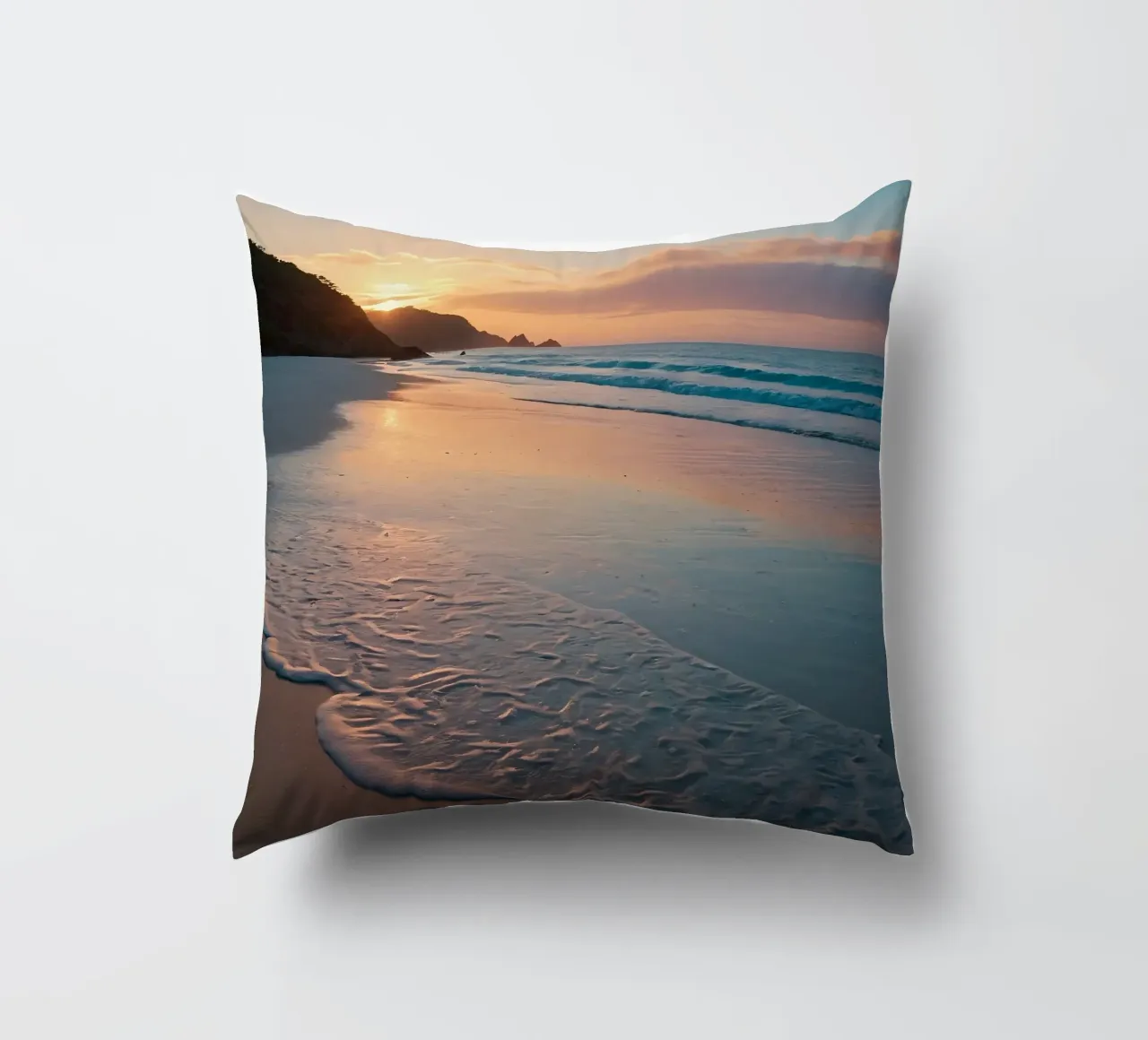 Il bagliore del tramonto su una spiaggia tranquilla con dolci onde cuscino da DesignDoodle