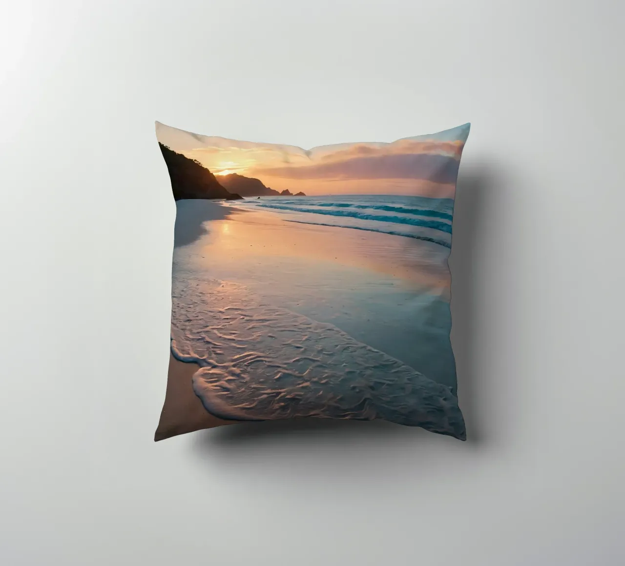 Il bagliore del tramonto su una spiaggia tranquilla con dolci onde cuscino da DesignDoodle
