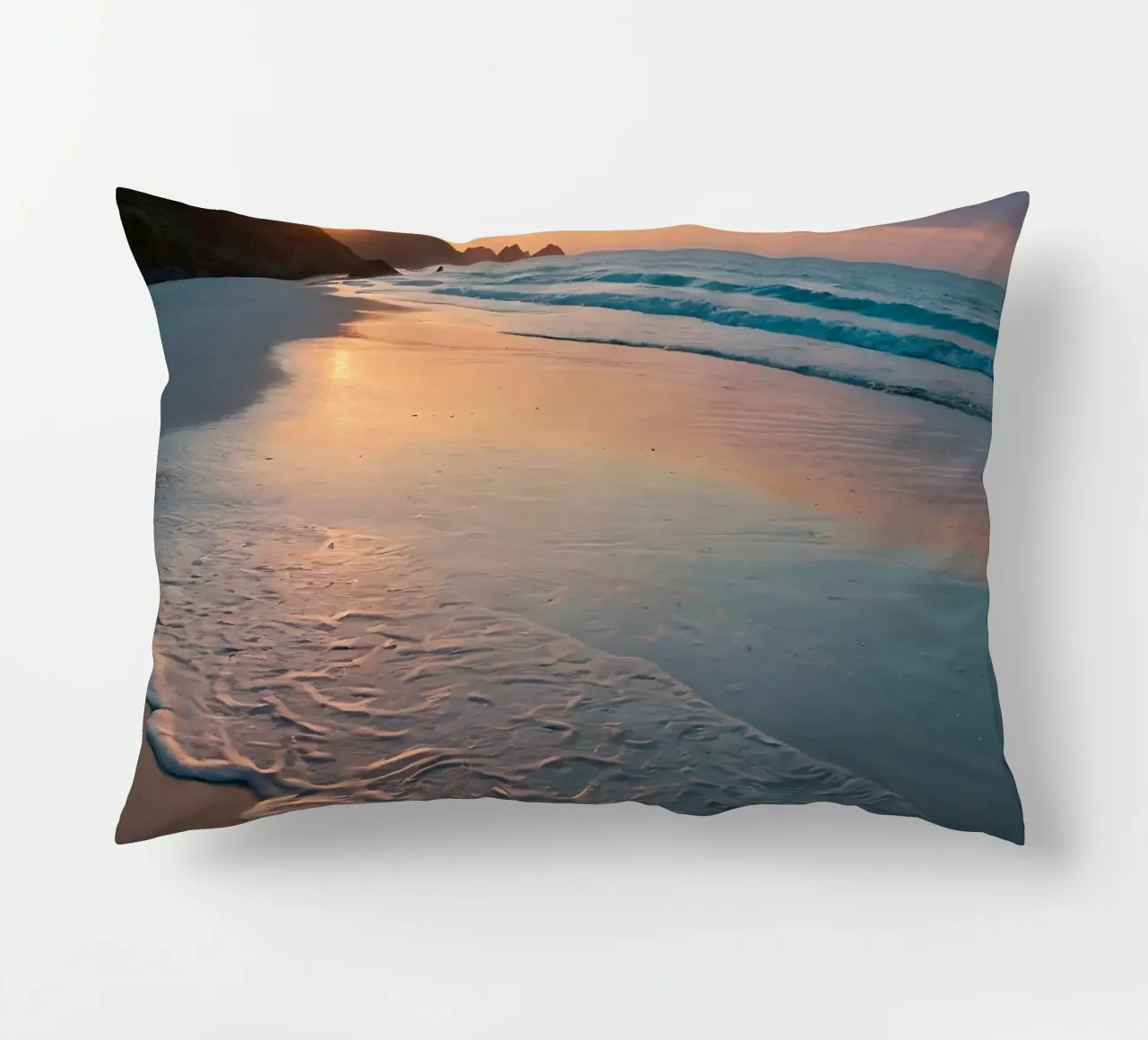 Il bagliore del tramonto su una spiaggia tranquilla con dolci onde cuscino da DesignDoodle