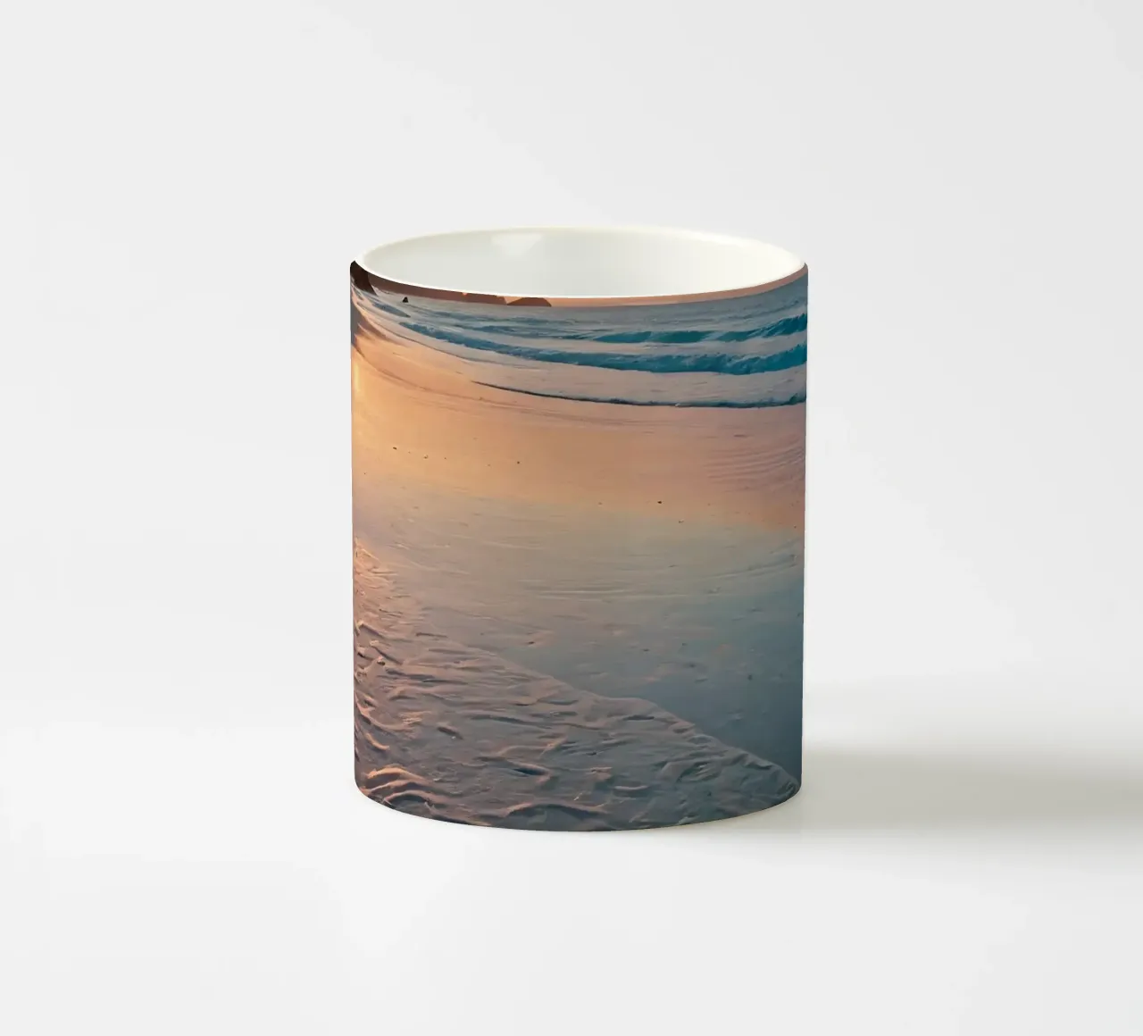 Zonsondergang over rustig strand met zachte golven keramische mok van DesignDoodle