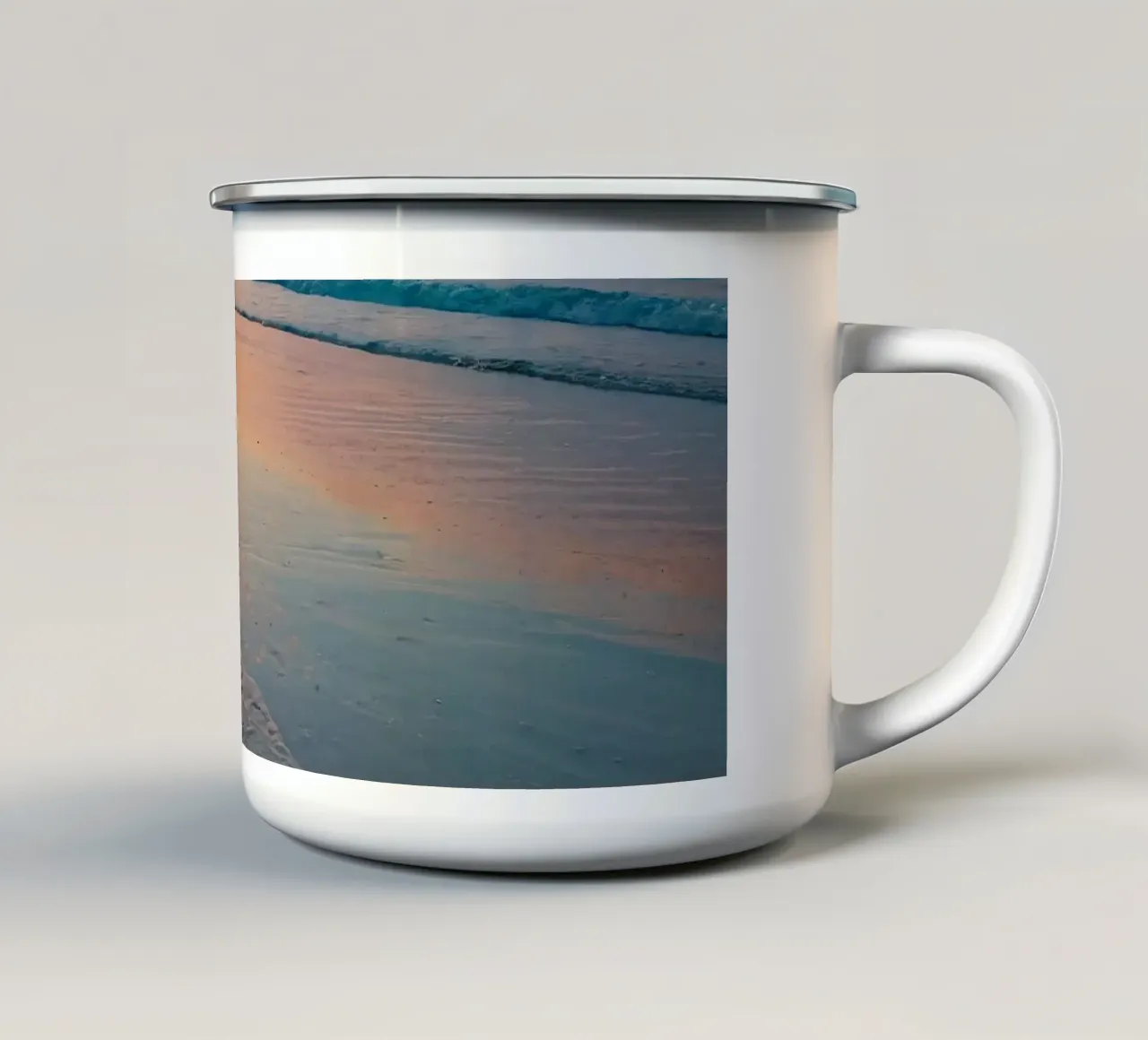 Zonsondergang over rustig strand met zachte golven emaille mok van DesignDoodle