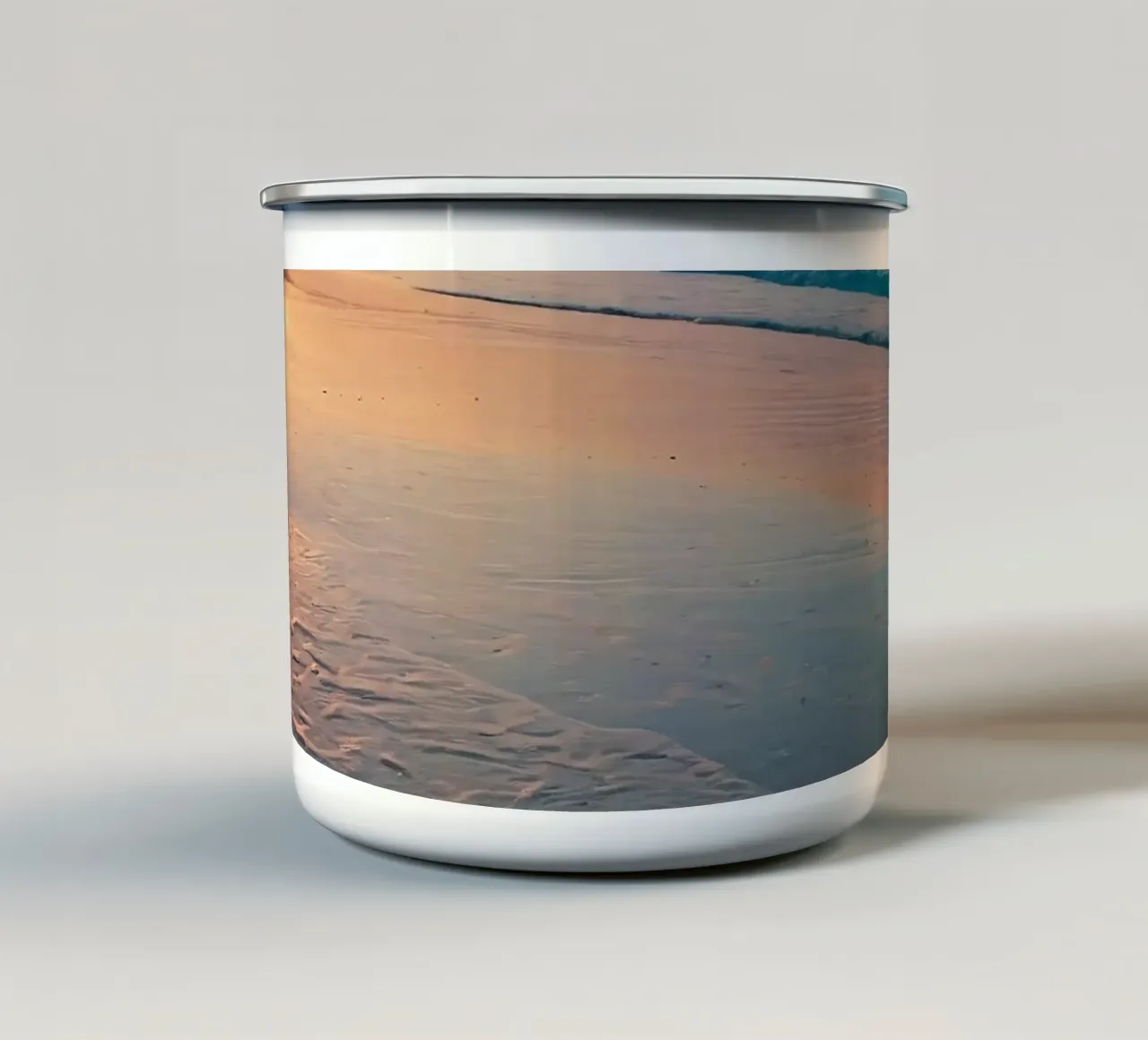 Zonsondergang over rustig strand met zachte golven emaille mok van DesignDoodle