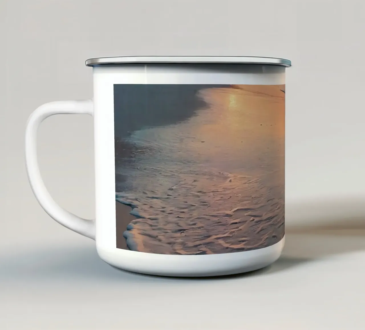 Zonsondergang over rustig strand met zachte golven emaille mok van DesignDoodle