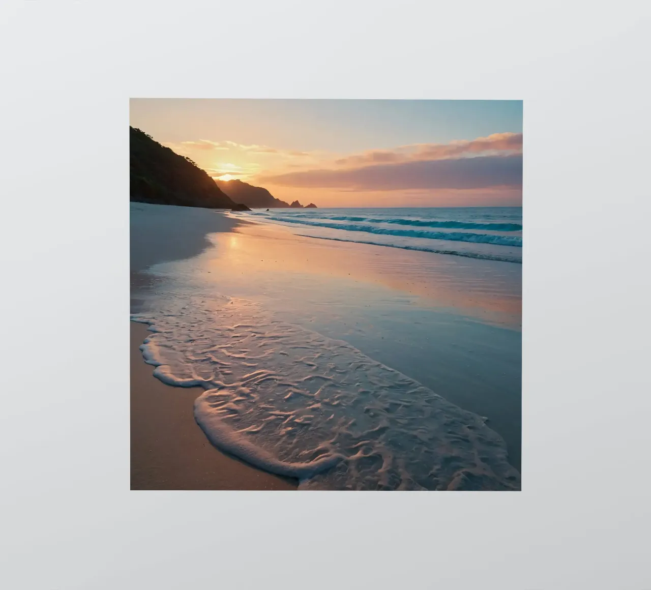 Atardecer en una playa tranquila con suaves olas pegatina de DesignDoodle