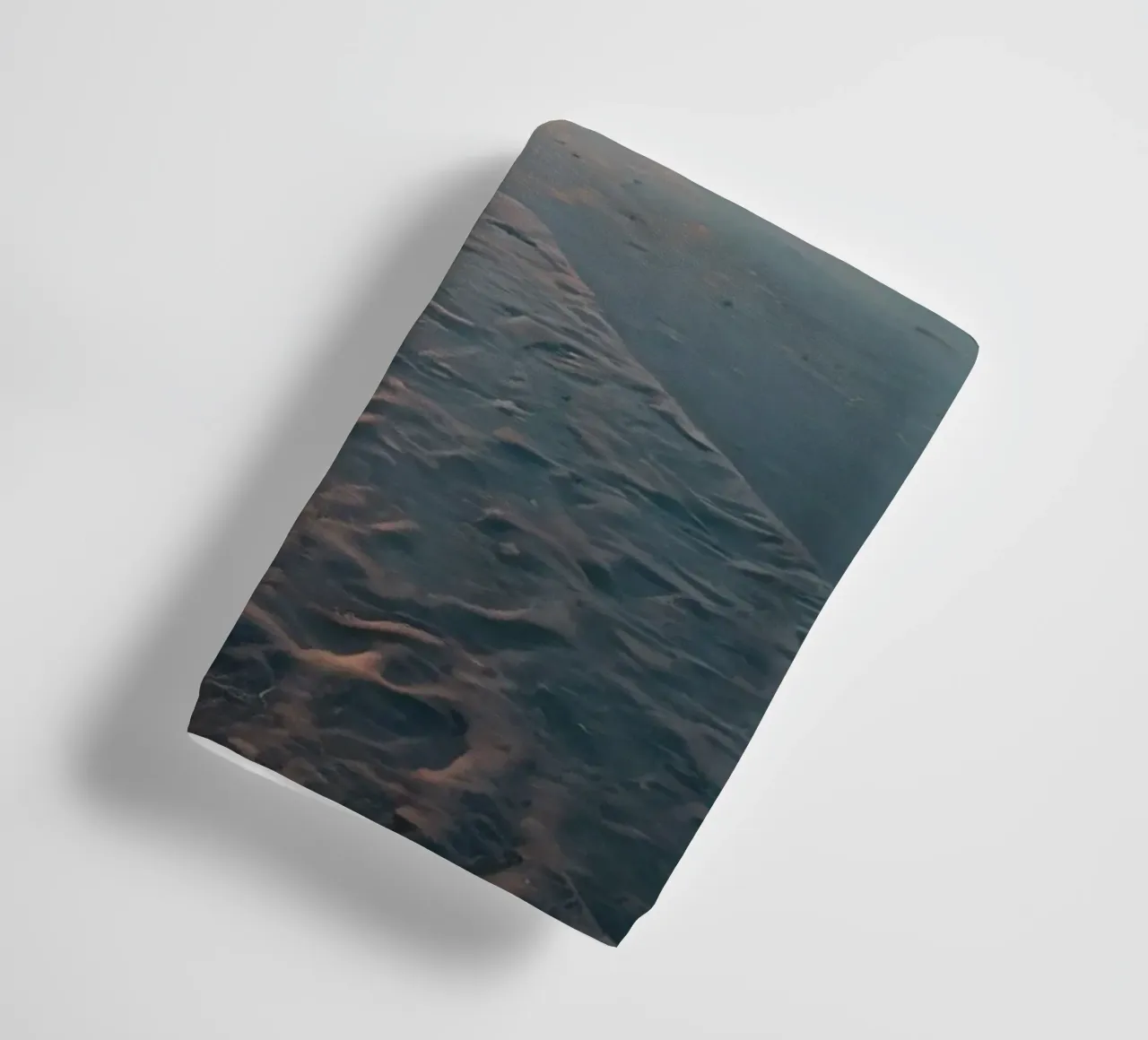 Zonsondergang over rustig strand met zachte golven badhanddoek van DesignDoodle