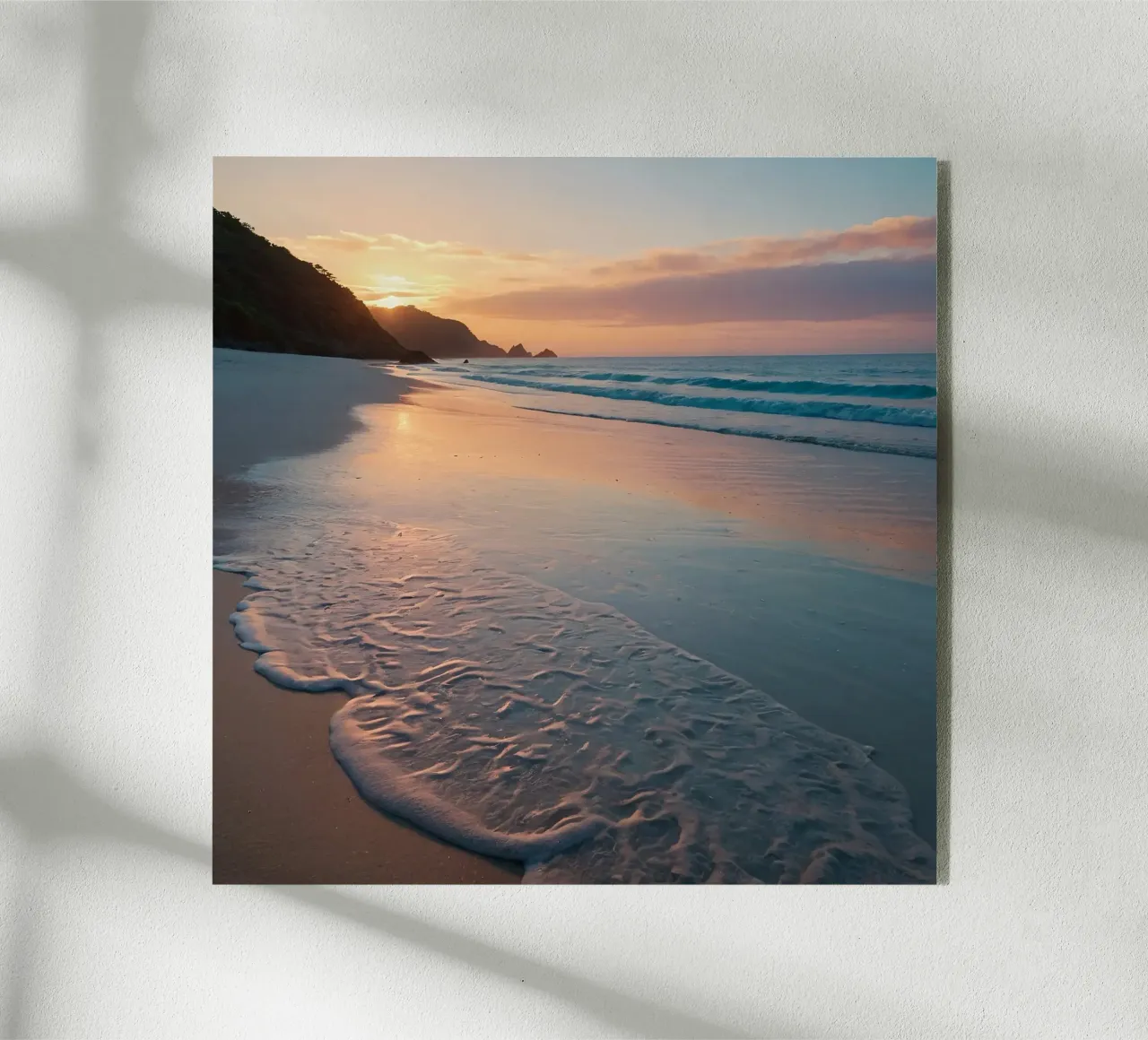 Atardecer en una playa tranquila con suaves olas metacrilato de DesignDoodle