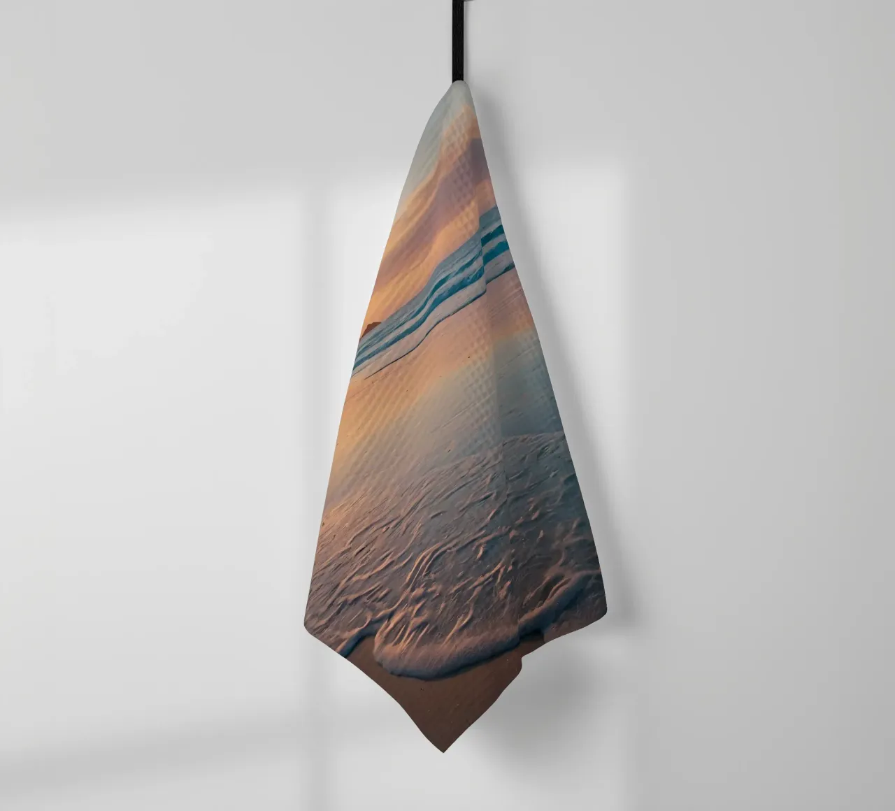 Zonsondergang over rustig strand met zachte golven theedoek van DesignDoodle