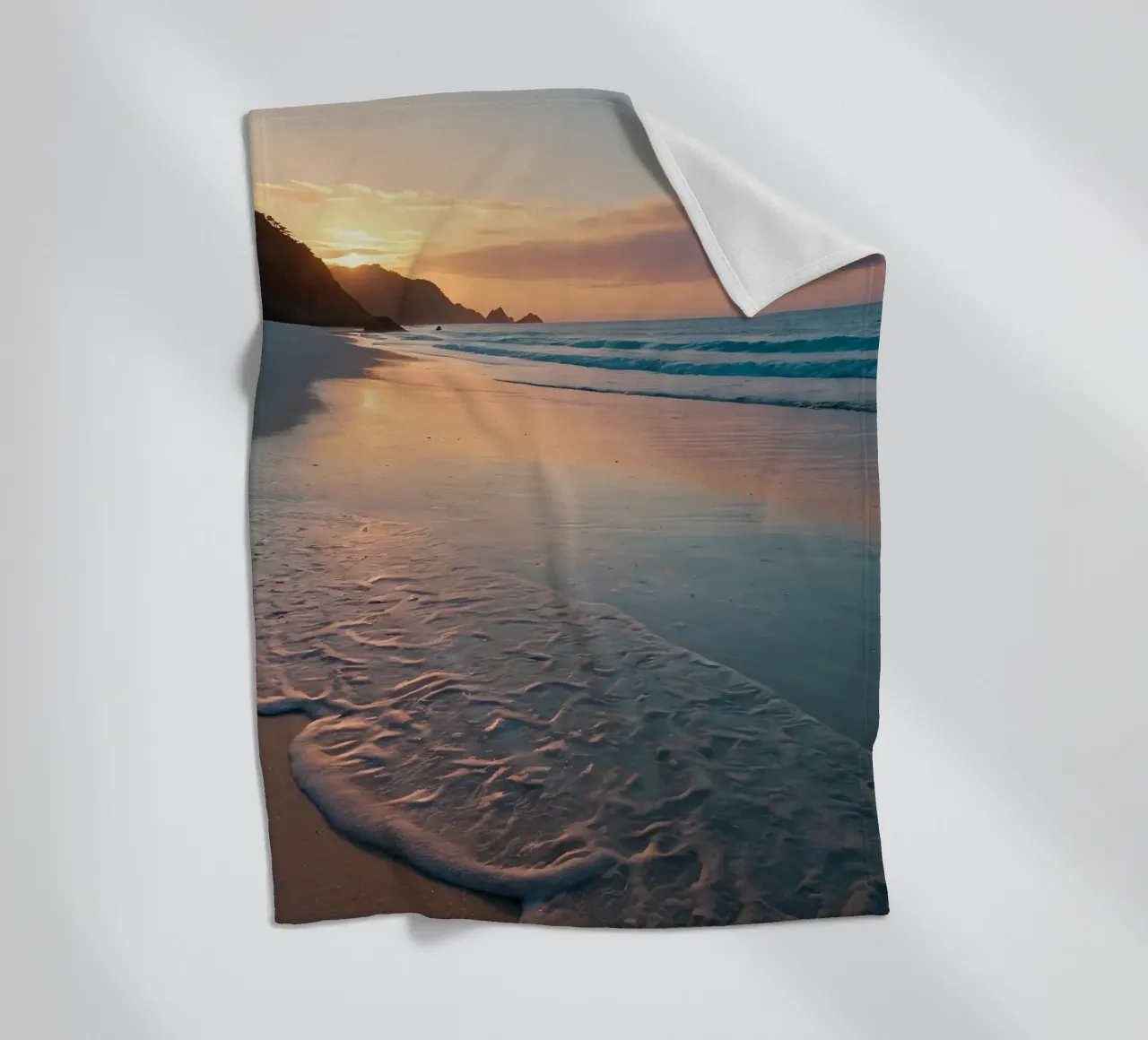 Zonsondergang over rustig strand met zachte golven fleecedeken van DesignDoodle