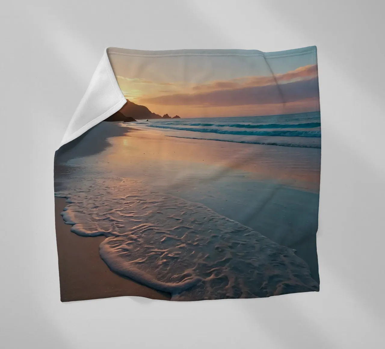 Zonsondergang over rustig strand met zachte golven fleecedeken van DesignDoodle