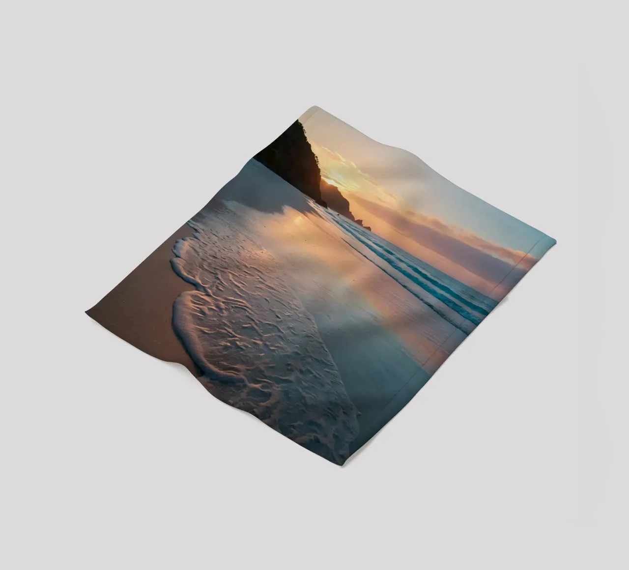 Zonsondergang over rustig strand met zachte golven fleecedeken van DesignDoodle