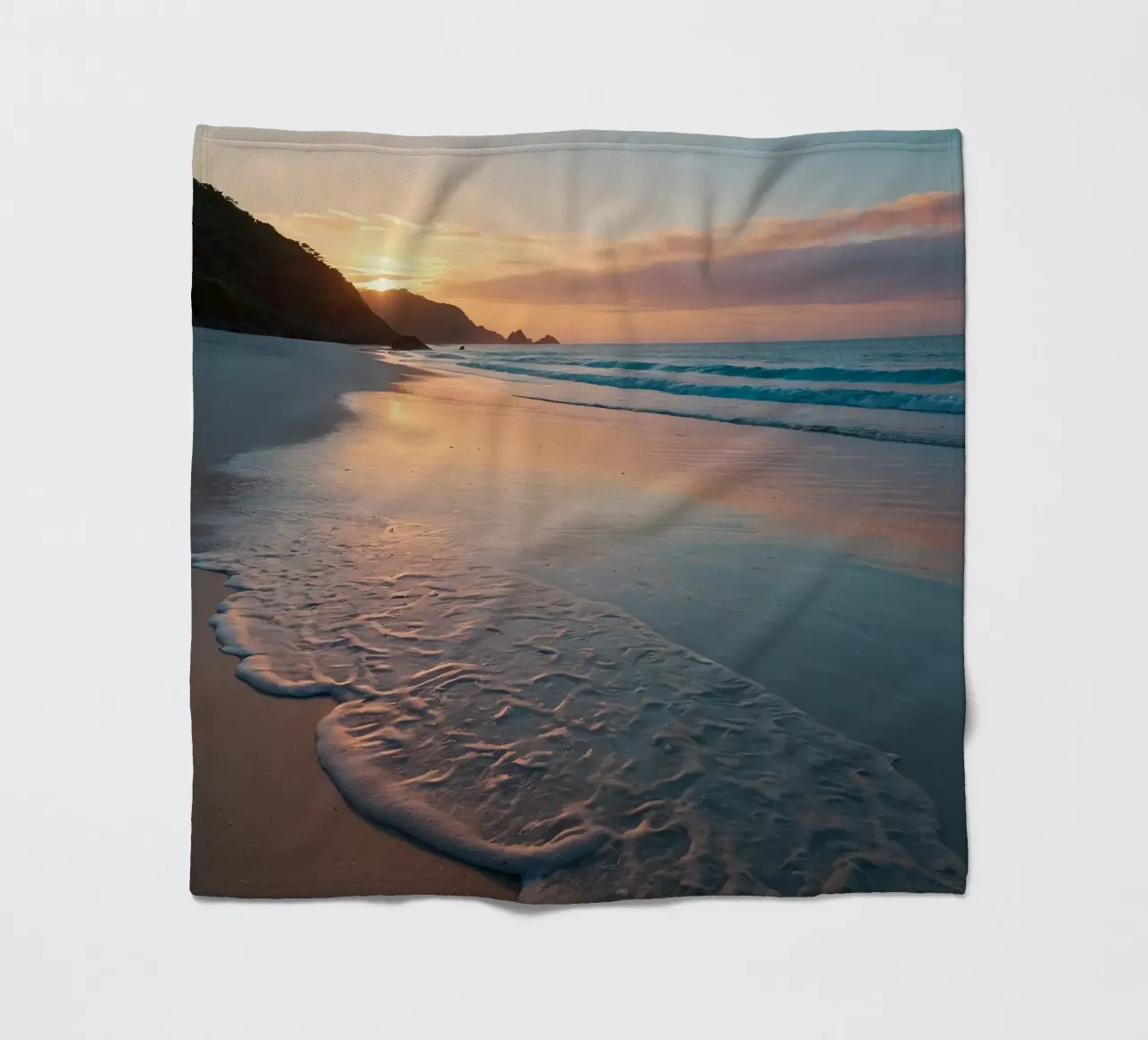 Zonsondergang over rustig strand met zachte golven fleecedeken van DesignDoodle