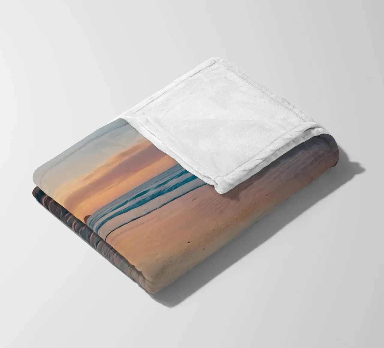 Zonsondergang over rustig strand met zachte golven fleecedeken van DesignDoodle