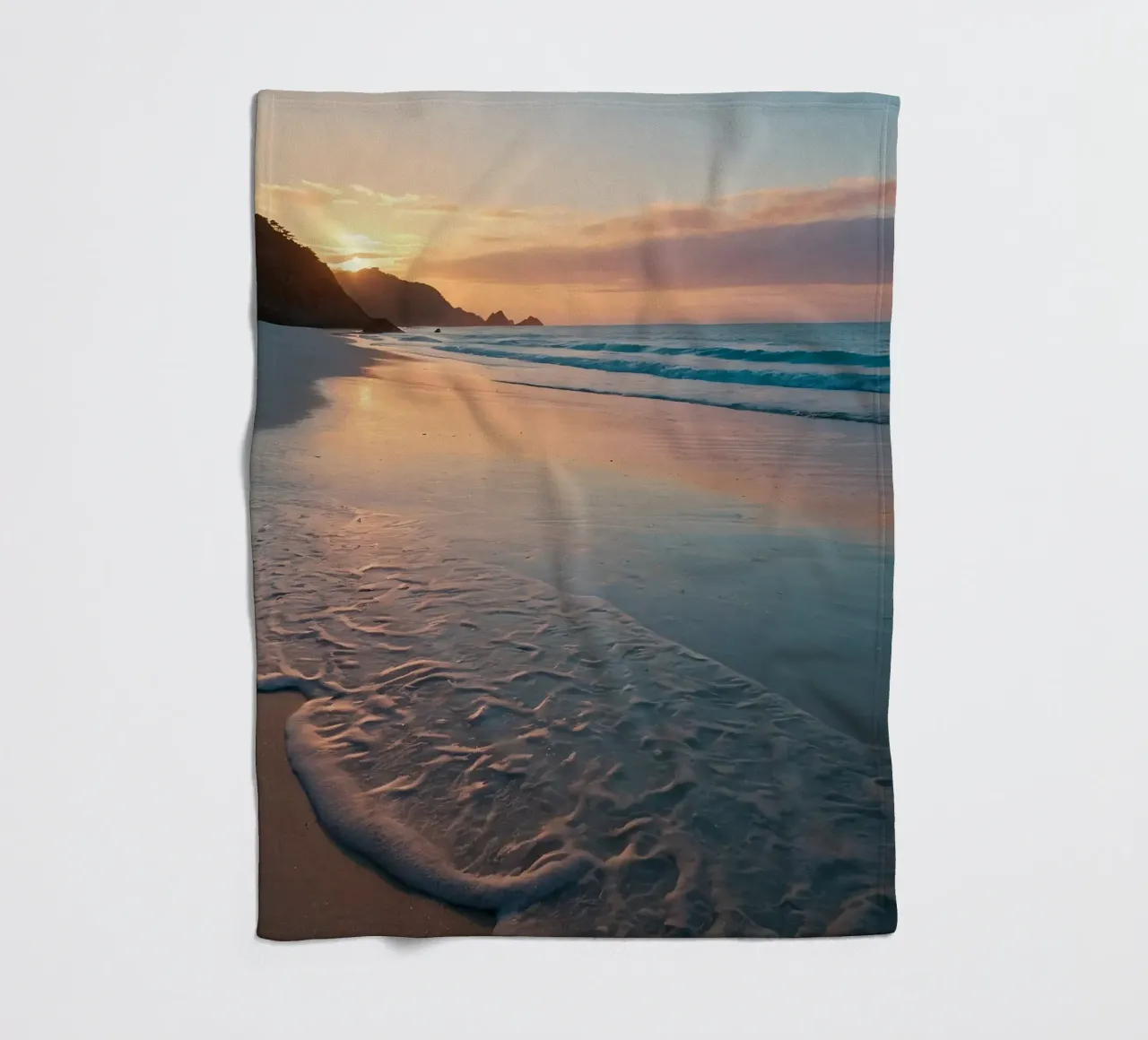 Zonsondergang over rustig strand met zachte golven fleecedeken van DesignDoodle