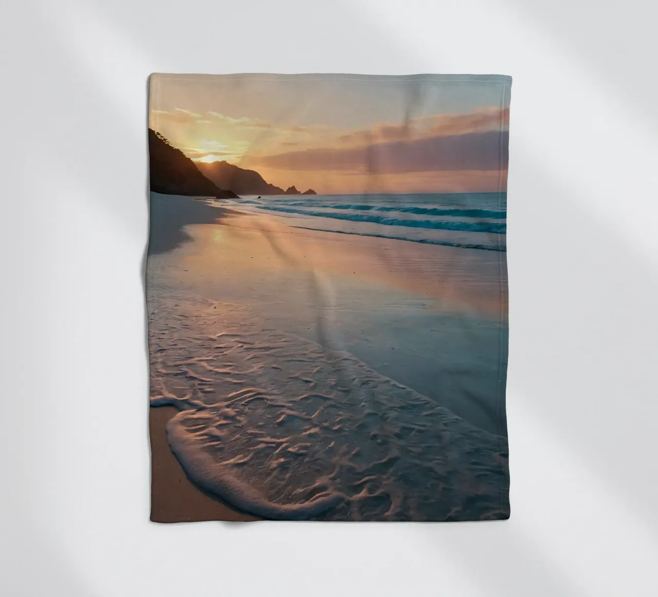 Zonsondergang over rustig strand met zachte golven fleecedeken van DesignDoodle