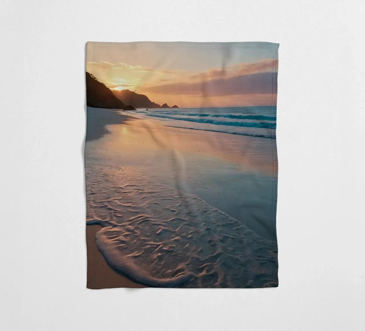 Zonsondergang over rustig strand met zachte golven fleecedeken van DesignDoodle