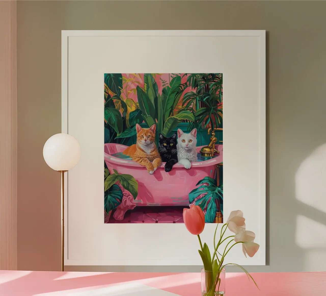 Tre gatti nella vasca da bagno poster con telaio in legno da Betty Shops