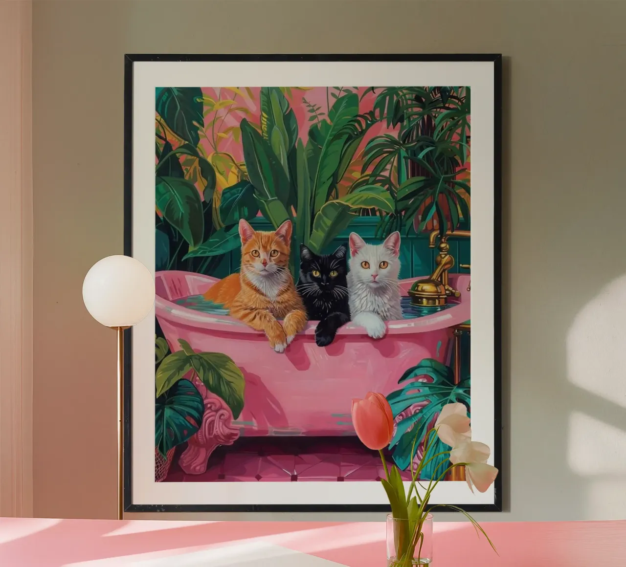 Tre gatti nella vasca da bagno poster con telaio in legno da Betty Shops