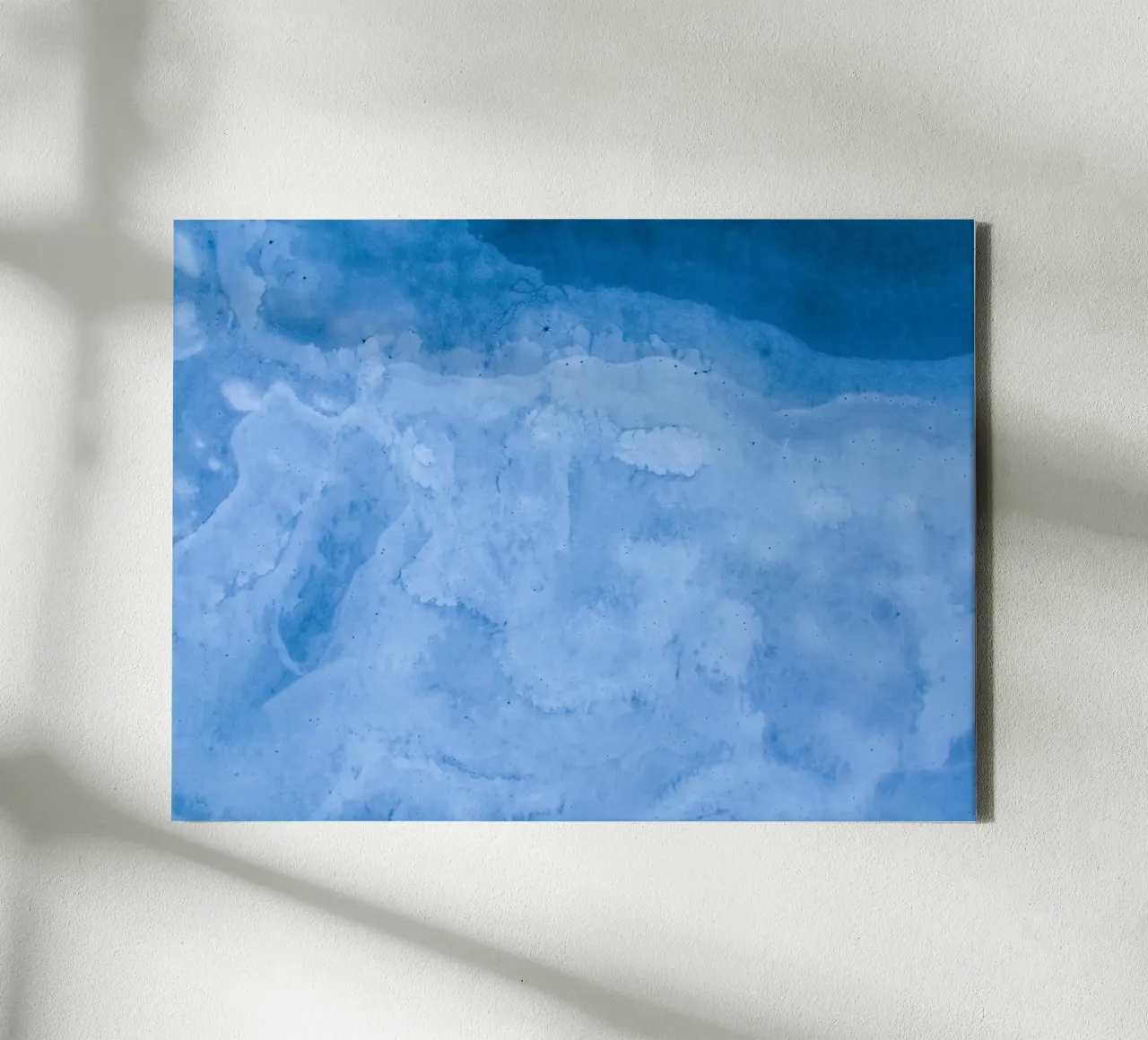 Wellen weiß Leinwand mit Schattenfugenrahmen von Bleu