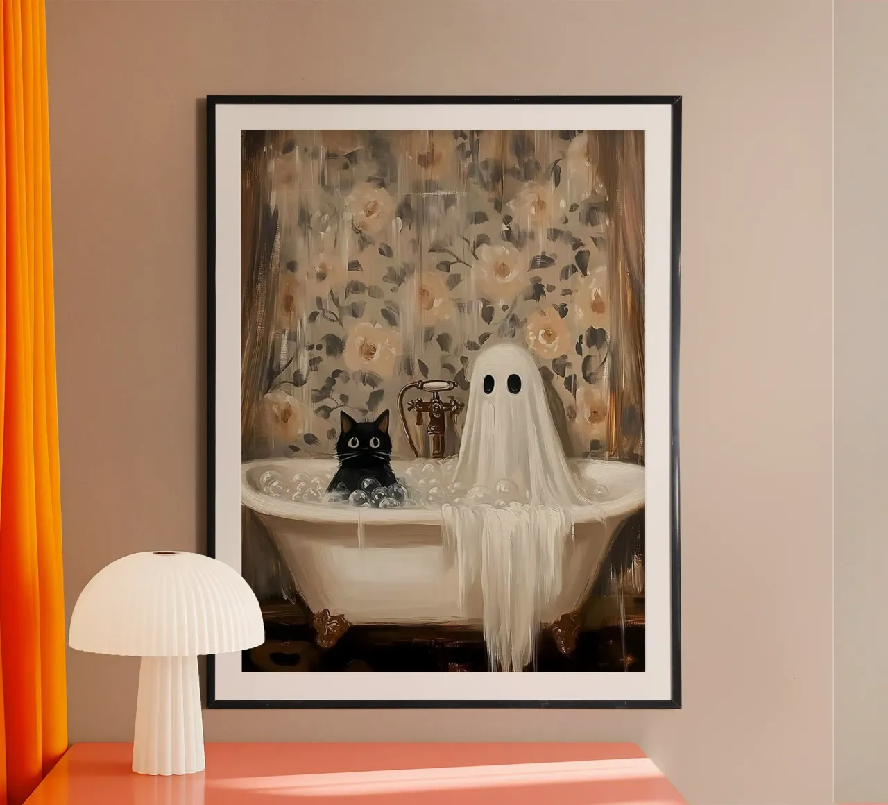 Gatto con fantasma nella vasca da bagno poster con telaio in plastica da Betty Shops