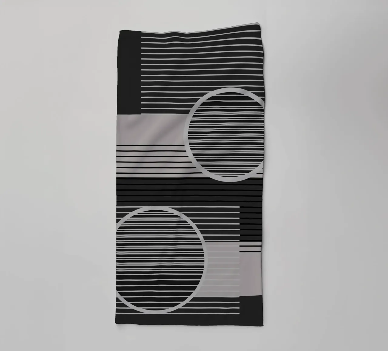 Geometrisch minimalistisch zwart & grijs badhanddoek van SilverPegasus
