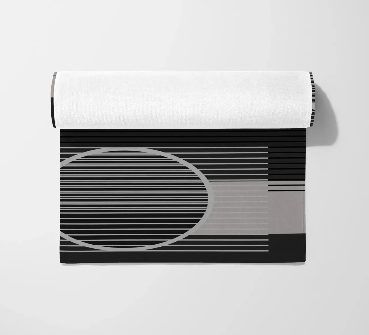 Geometrisch Minimal Schwarz & Grau Strandtuch von SilverPegasus